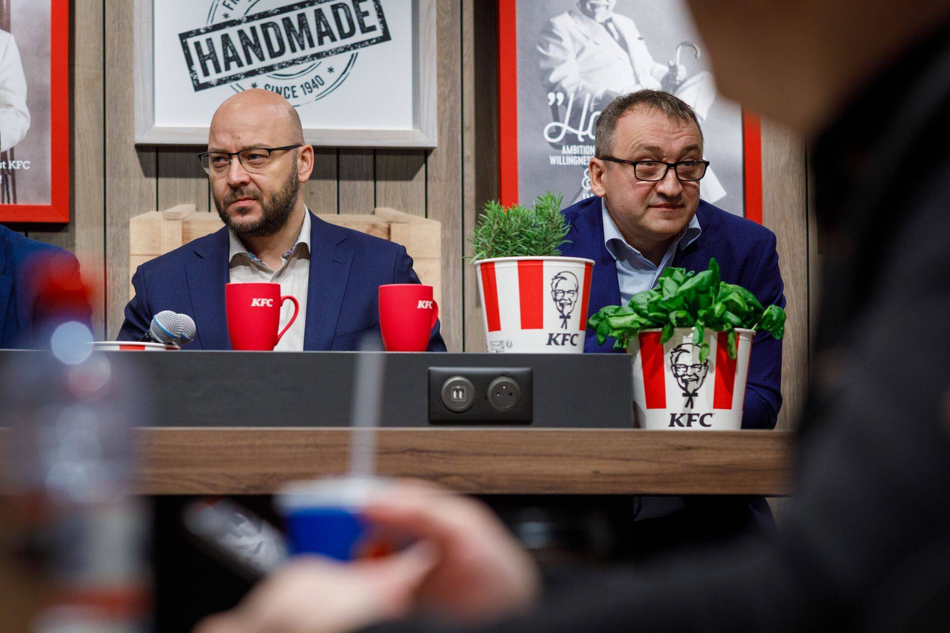 KFC restorani avamine Ülemiste Keskuses. Fotol Jaanus Vihand ja Guido Pärnits.