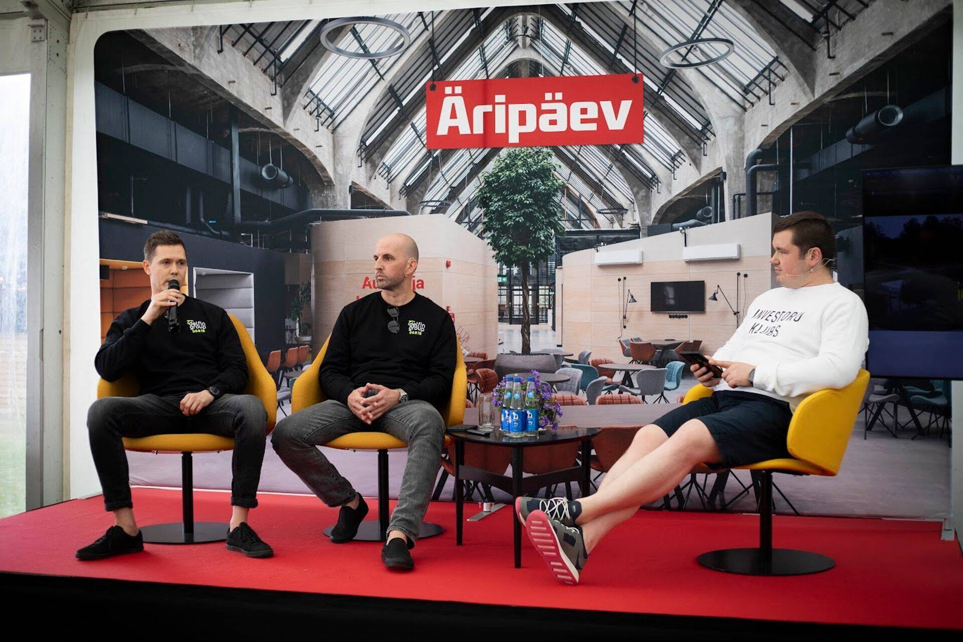 No kreisās: DelfinGroup finanšu direktors Aldis Umblejs, valdes priekšsēdētājs Didzis Ādmīdiņš un Investoru Kluba izpilddirektors Kaspars Peisenieks