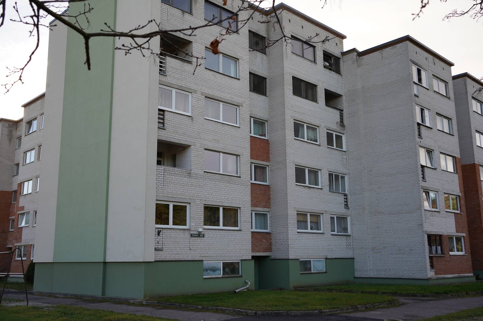 Korterelamu Valdeku tänaval. Alpha innotec soojuspump ja puuraugud 36 × 75 jm