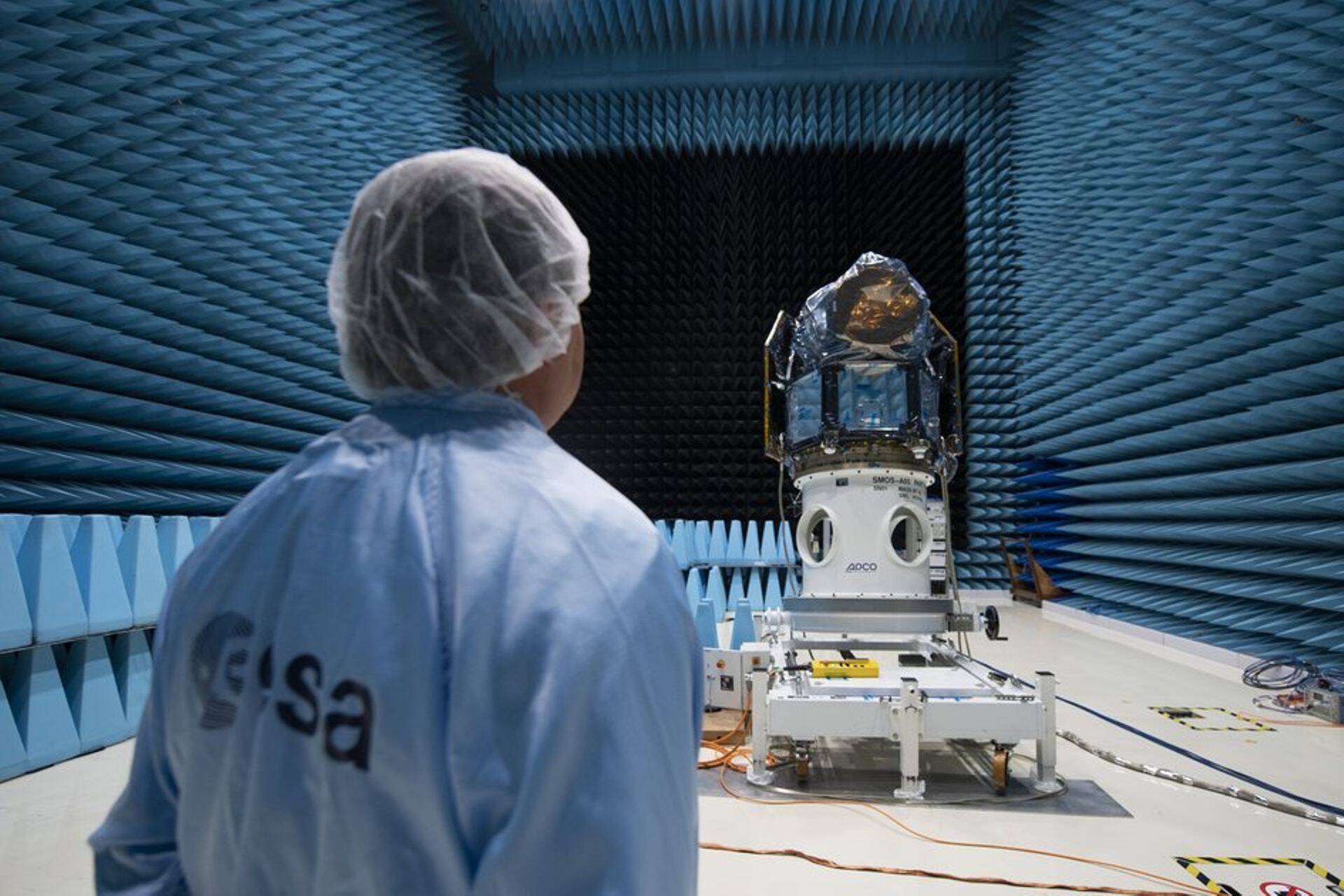 Satelliit Cheops ESA testimisruumis Hollandis.
