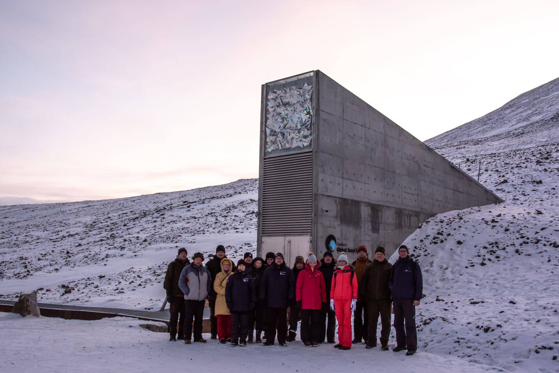 Eestlaste grupp Teravmägede ülemaailmse seemnepanga ees.