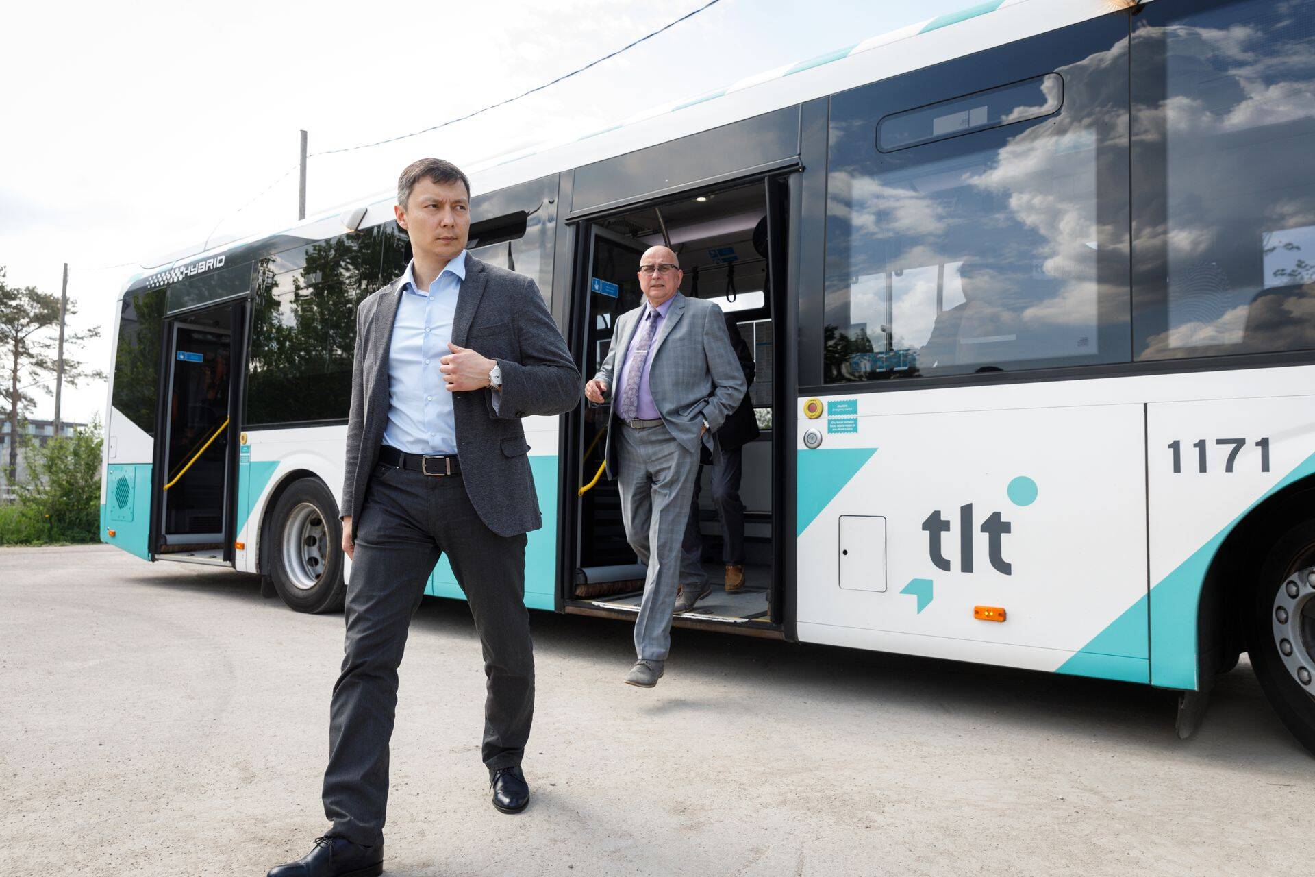 Tallinna linnajuhid Kommunaalameti korraldatud investeeringuobjektide kevadisel ülevaatusel.