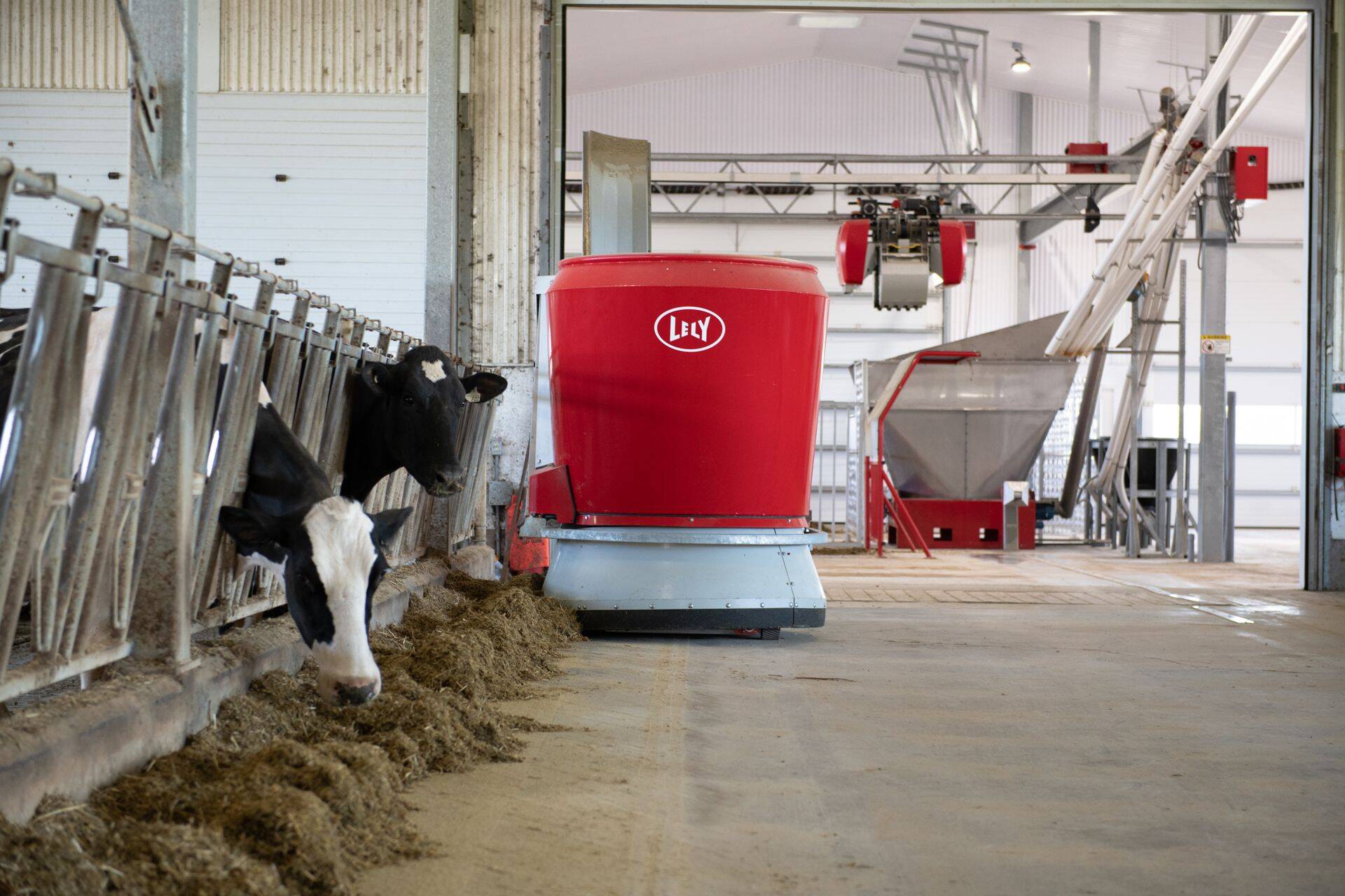 Lely Vector on automaatne söötmissüsteem, mis söödab lehmi nende vajaduste järgi. Fotod: Linery OÜ