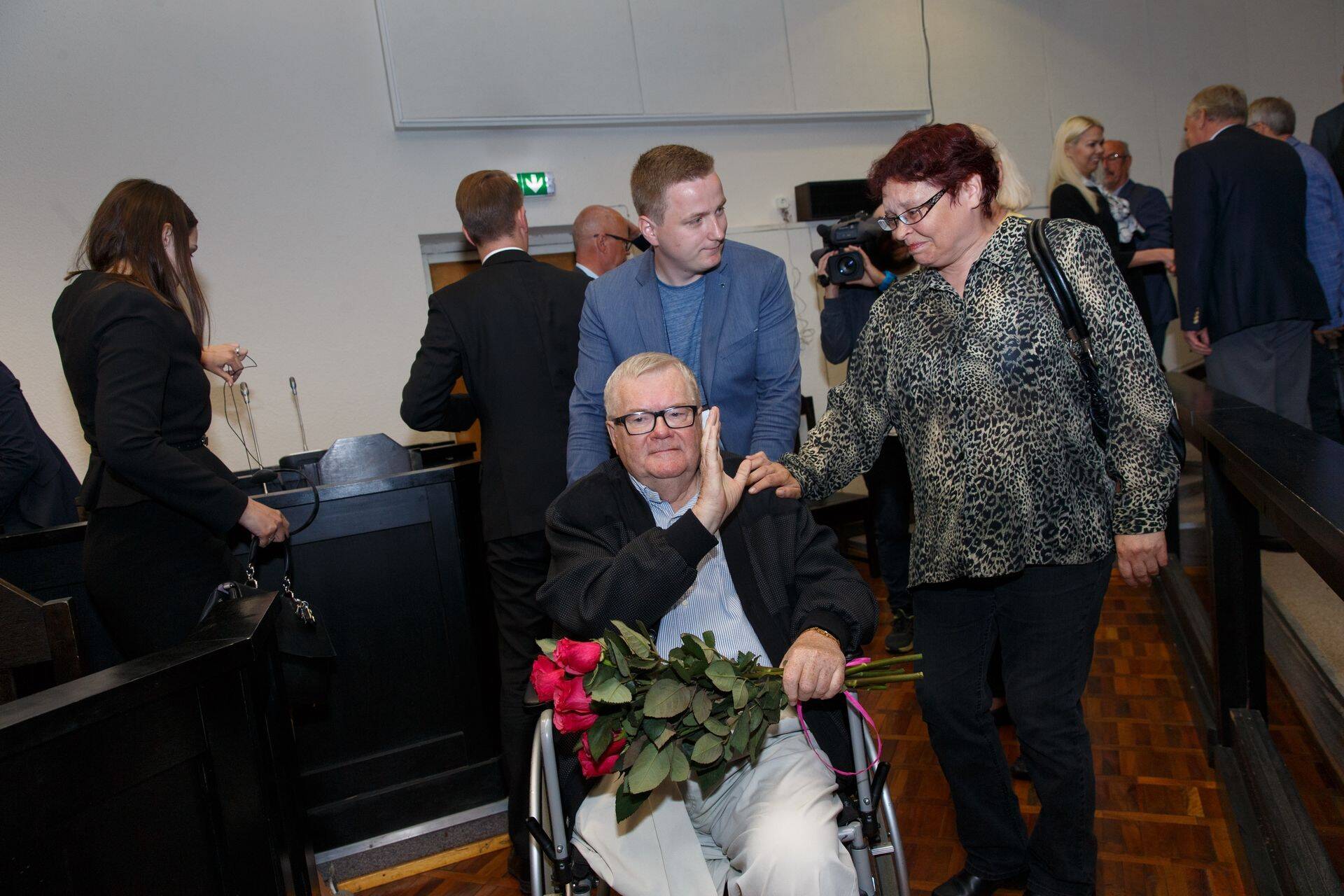 Edgar Savisaar peale esimest istungit kohtusaalist lahkumas, süles Öise Vahtkonna aktivistilt Ljudmilla Andronovalt saadud lillekimp.