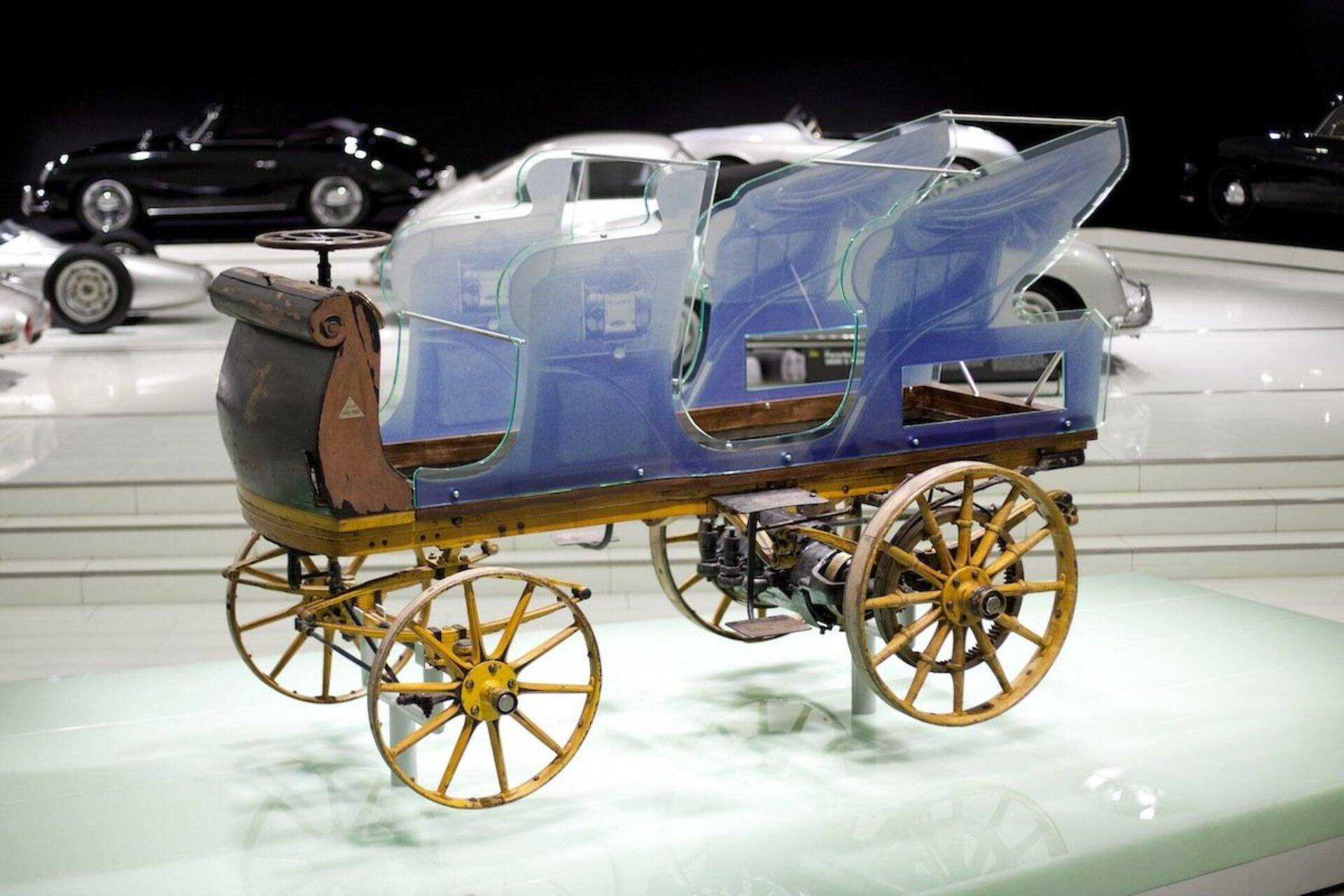 Ferdinard Porcshe loodud esimene elektriauto Lohner C2 Phaeton, on eksponeeritud Porcshe tehase muuseumis.