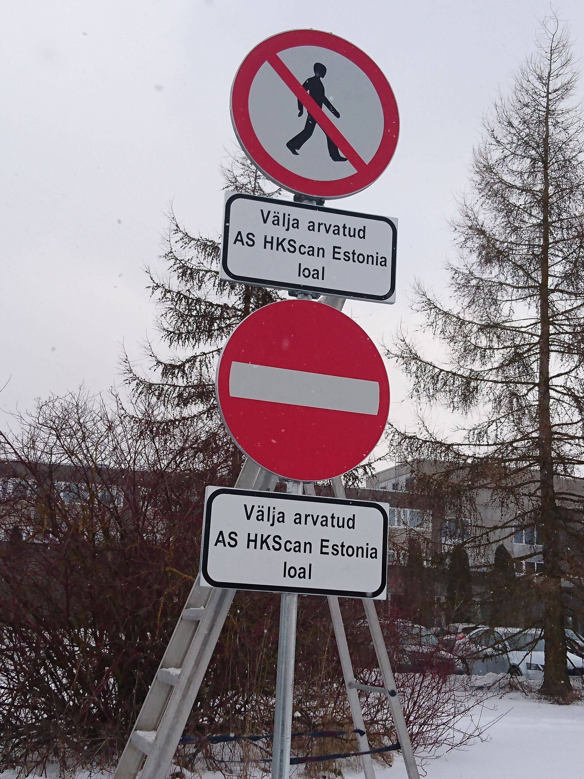 Äsjapaigaldatud liiklusmärgid Rakvere lihakombinaadi juures