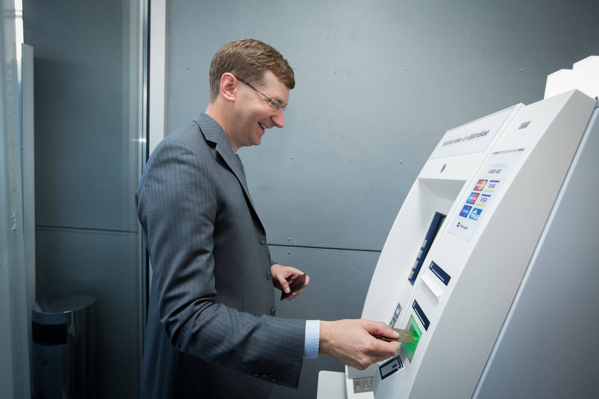 LHV Panga juht Erki Kilu tutvustas täna uusi sularahaautomaate.