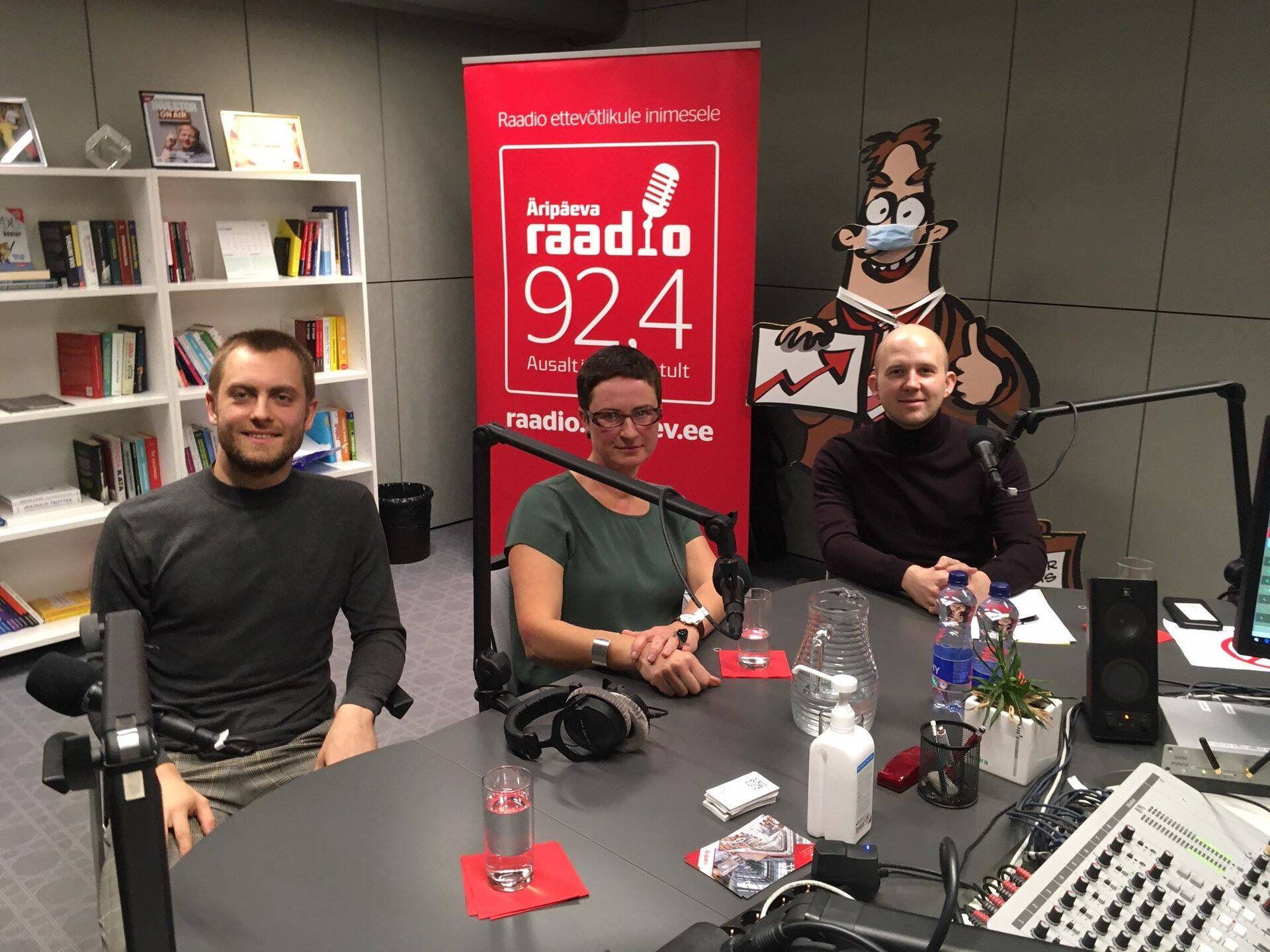 Saates "Poliitikute töölaud" oli külas Joonas Laks (Rohelised), Signe Riisalo (Reformierakond) ning Tõnis Mölder (Keskerakond).