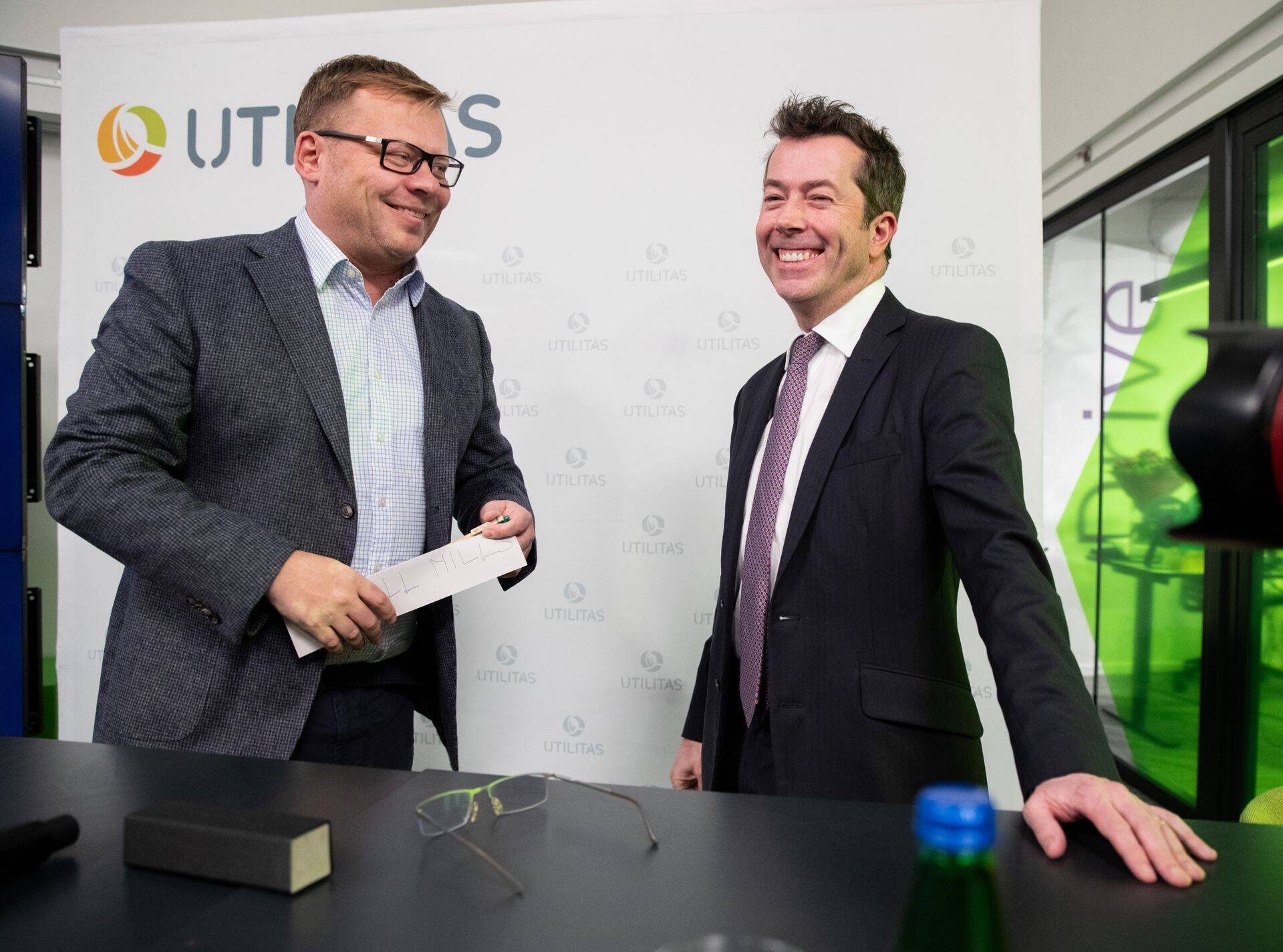 Utilitase varasem suurosanik Kristjan Rahu (vasakul) ning infrastruktuurifondi European Diversified Infrastructure Fund II haldava First State Investmentsi partner Niall Mills (paremal).