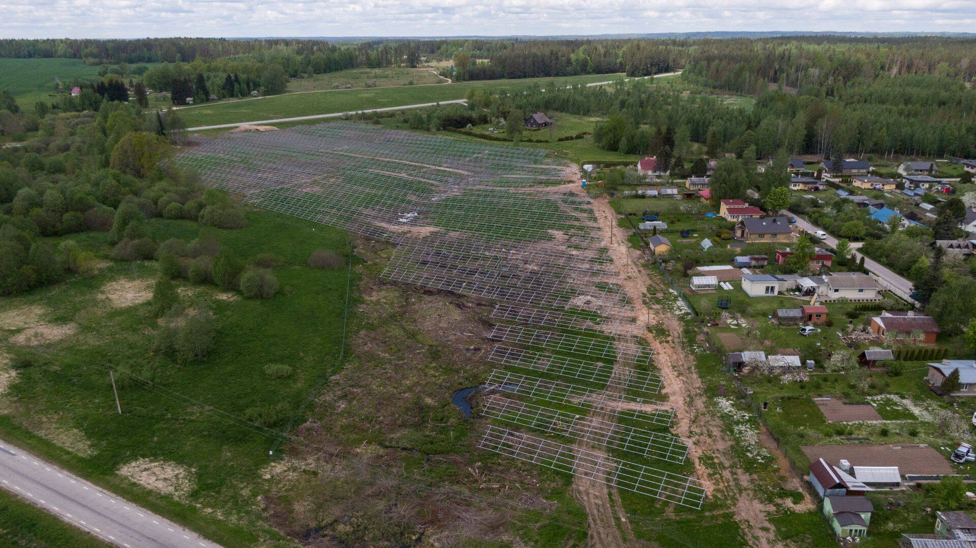 Valga külje all Jaanikese külas laiuv 1,6 megavati suurune päikesepark koosneb tegelikult 30-40 väiksemast päikesepargist. Jaotamise eesmärk on suurem toetus.