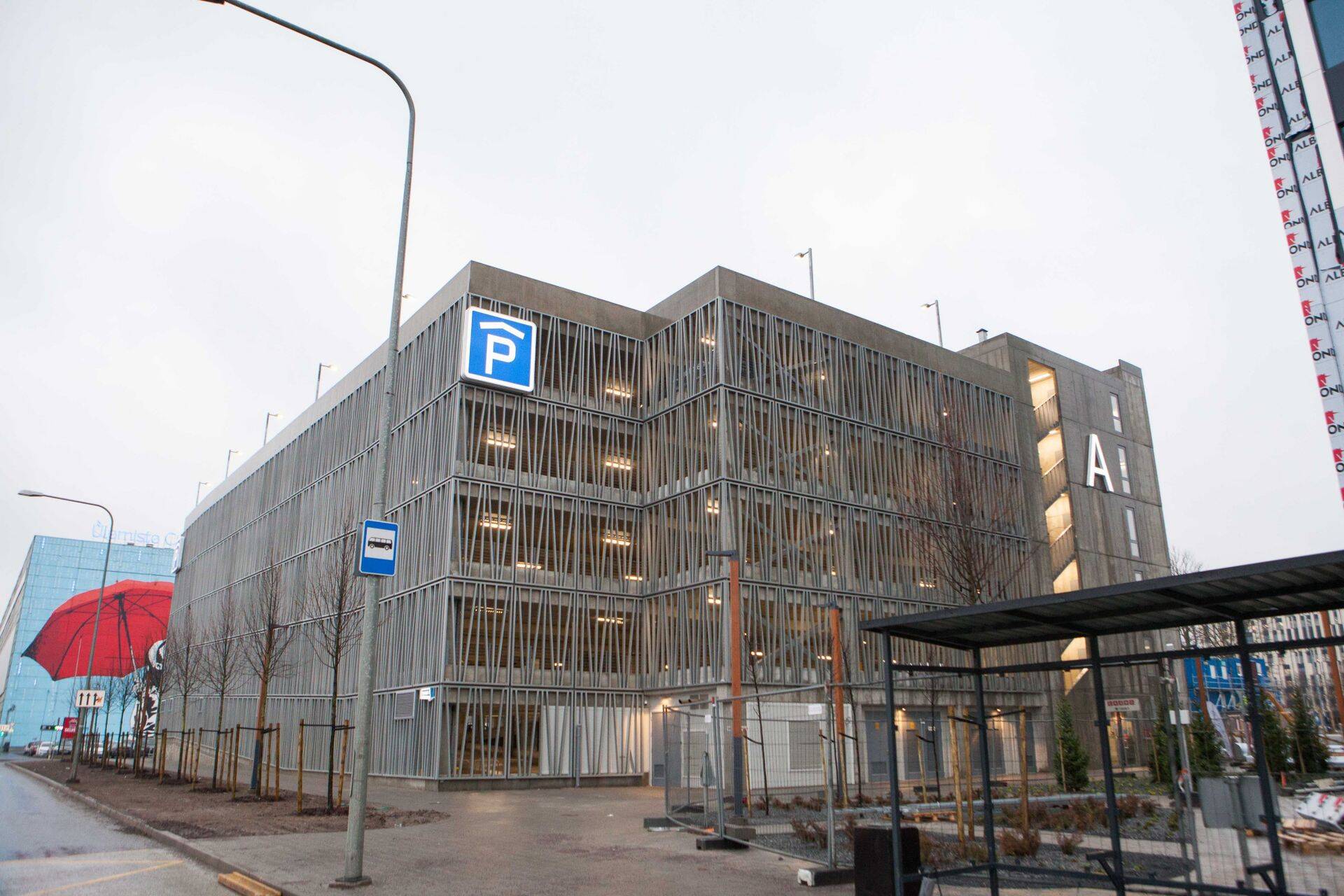 Suur-Sõjamäe tänaval avatud parkimismaja.