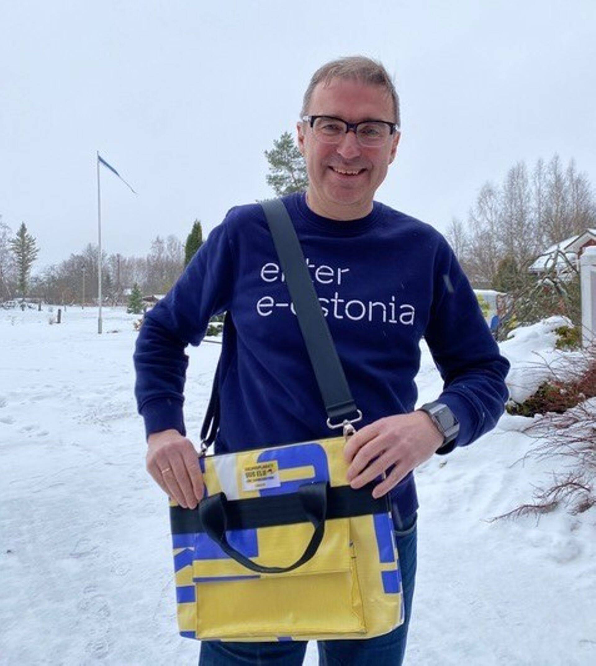 Ettevõtlus- ja infotehnoloogiaminister Andres Sutt kannab vanadest valimisplakatitest valminud portfelli.