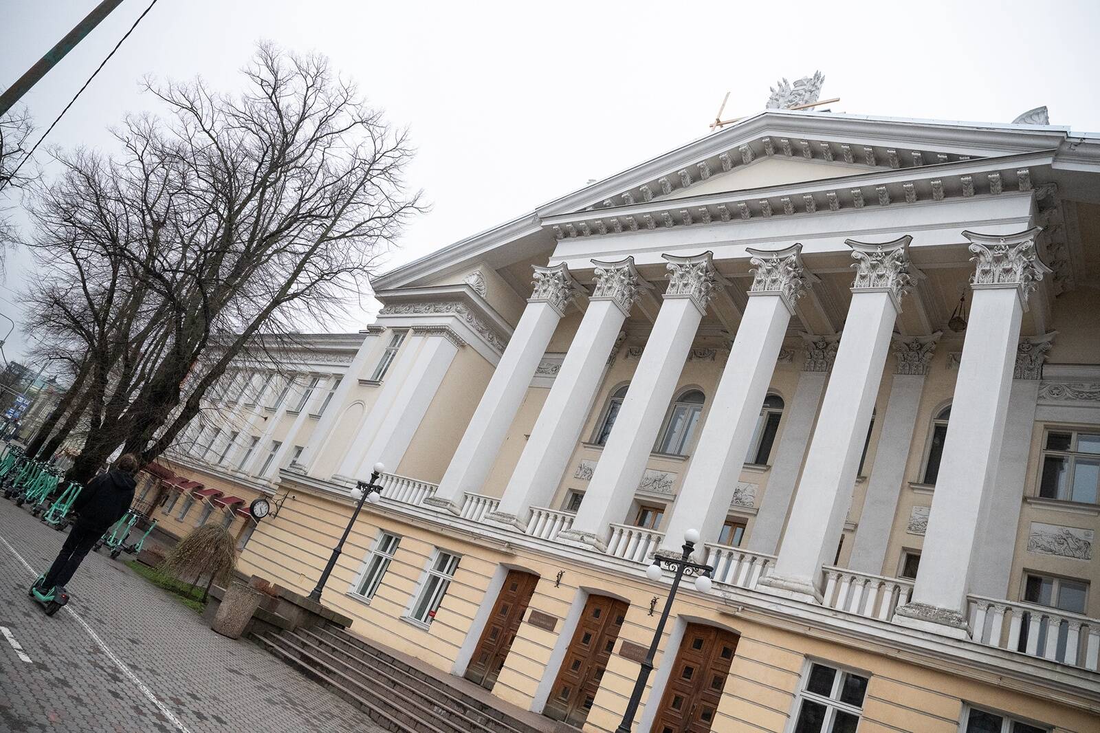 С фасада Русского культурного центра снимают советский герб, но здание на Мере пуйестеэ, 5 хранит в себе куда более долгую и богатую историю.