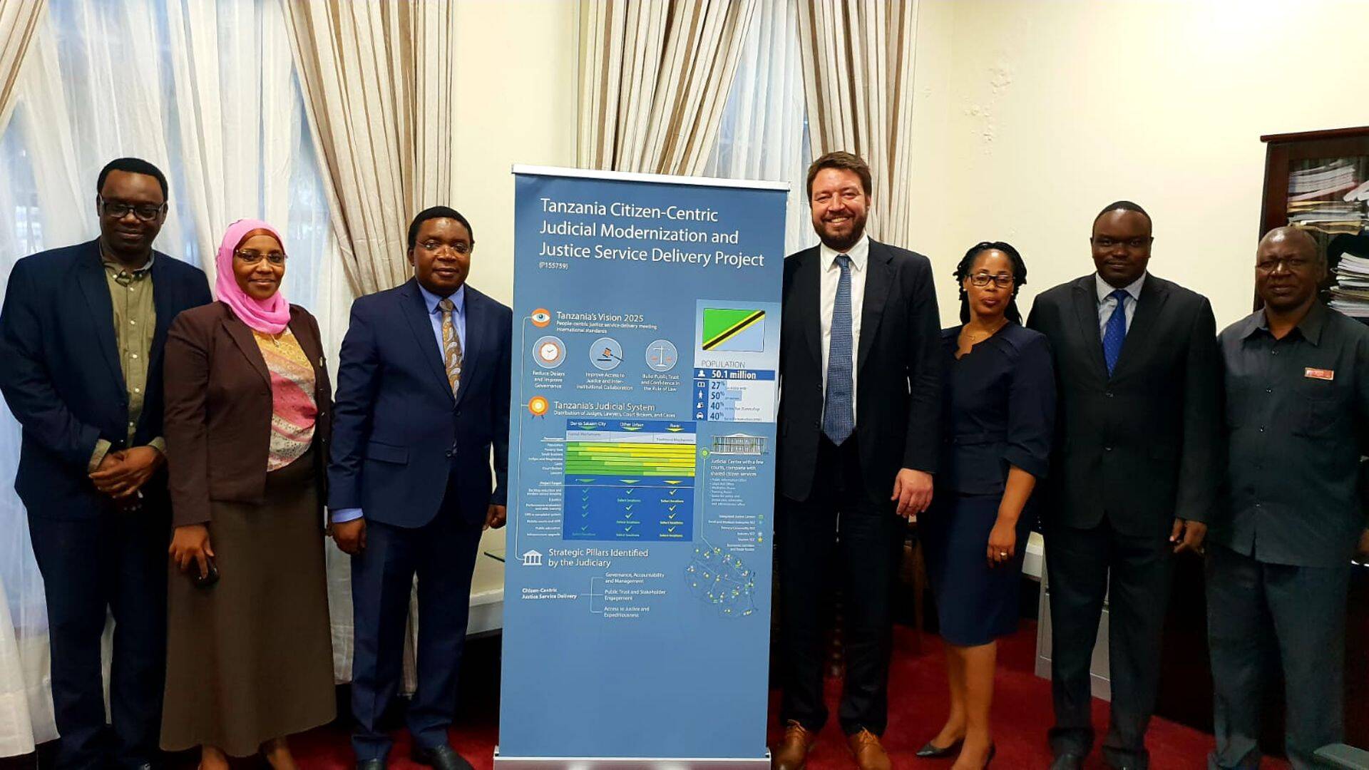 Net Groupi valdkonnajuht Lembit Loo (paremalt neljas) Tansaanias lepingut allkirjastamas.