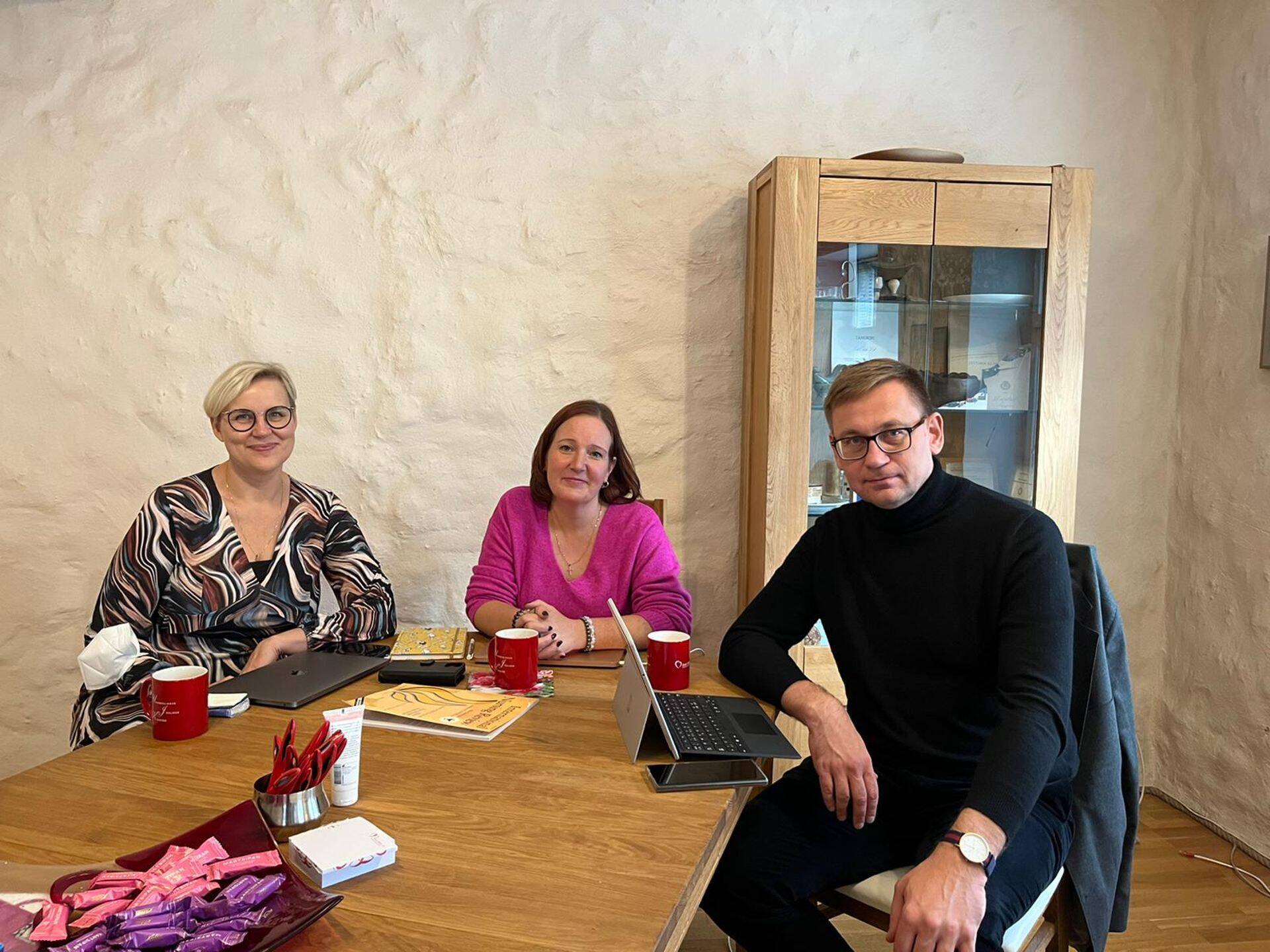 Õdede liidu esindajad Anneli Kannus ja Gerli Liivet kohtumas terviseminister Peep Petersoniga.