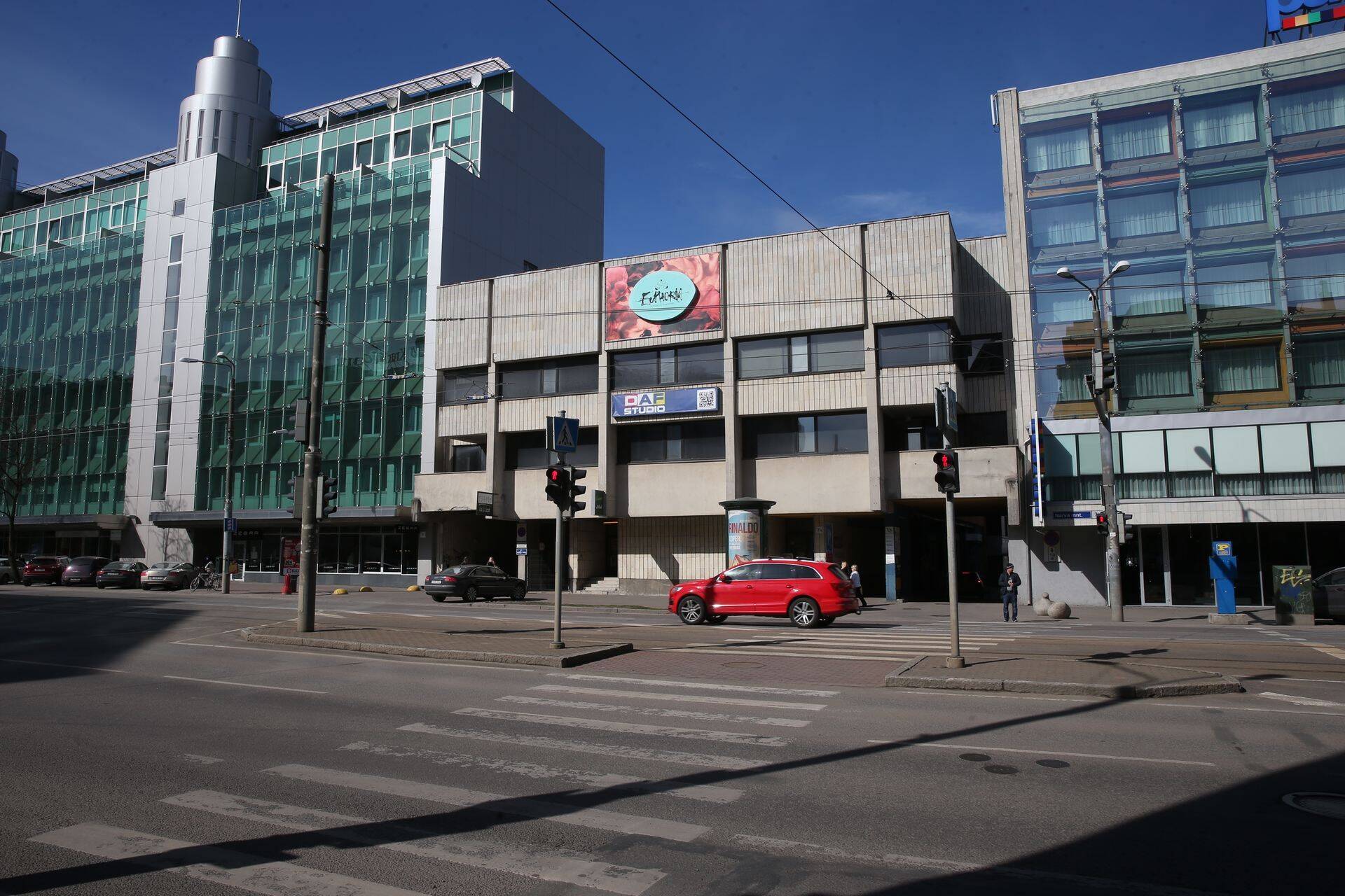Narva maantee 7b hoone on praegu lisaks vananenud ilmele teistest madalam, kuid kõrgub peagi kõrvalasuva Triumph Plazaga samale tasemele.