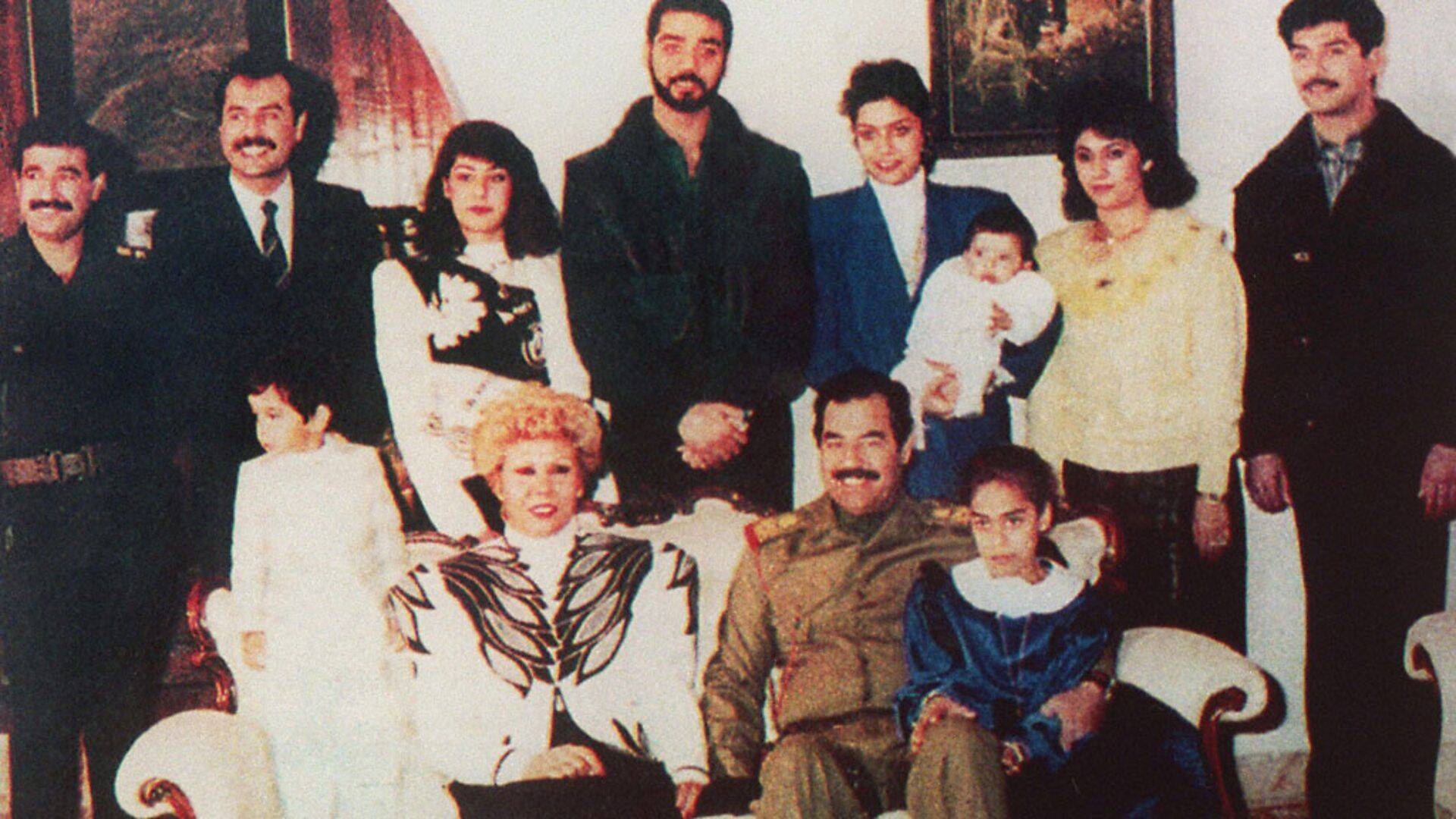 Saddam Husseini perekond 1980. aastate lõpul. Vanim poeg Uday seisab fotol keskel, oma isa selja taga.