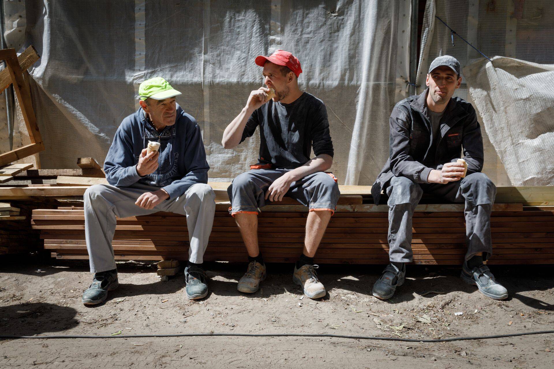 Töötajad ehitusplatsil pausi pidamas.