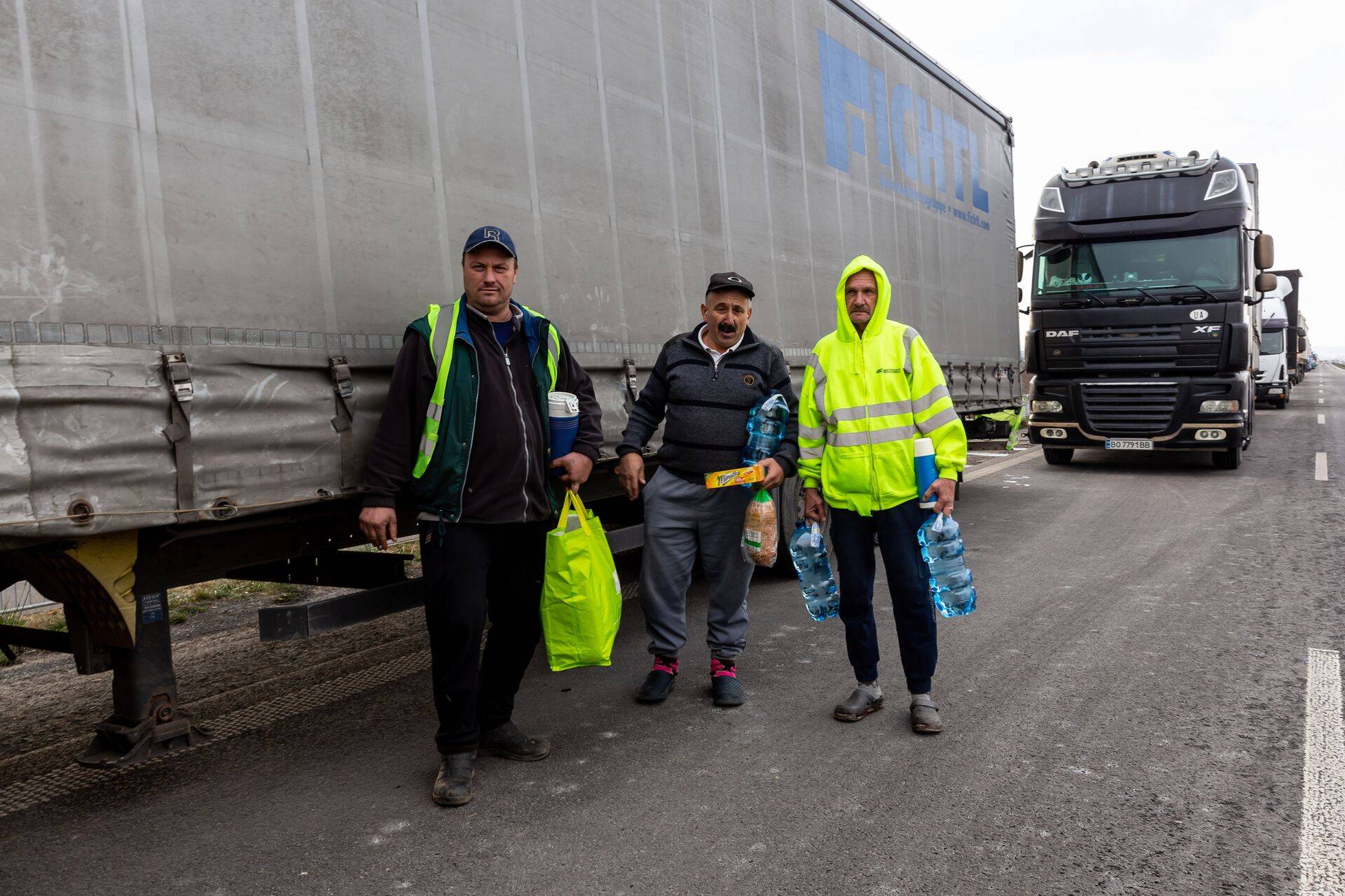 Некоторые украинские водители стоят в пробке уже несколько недель.