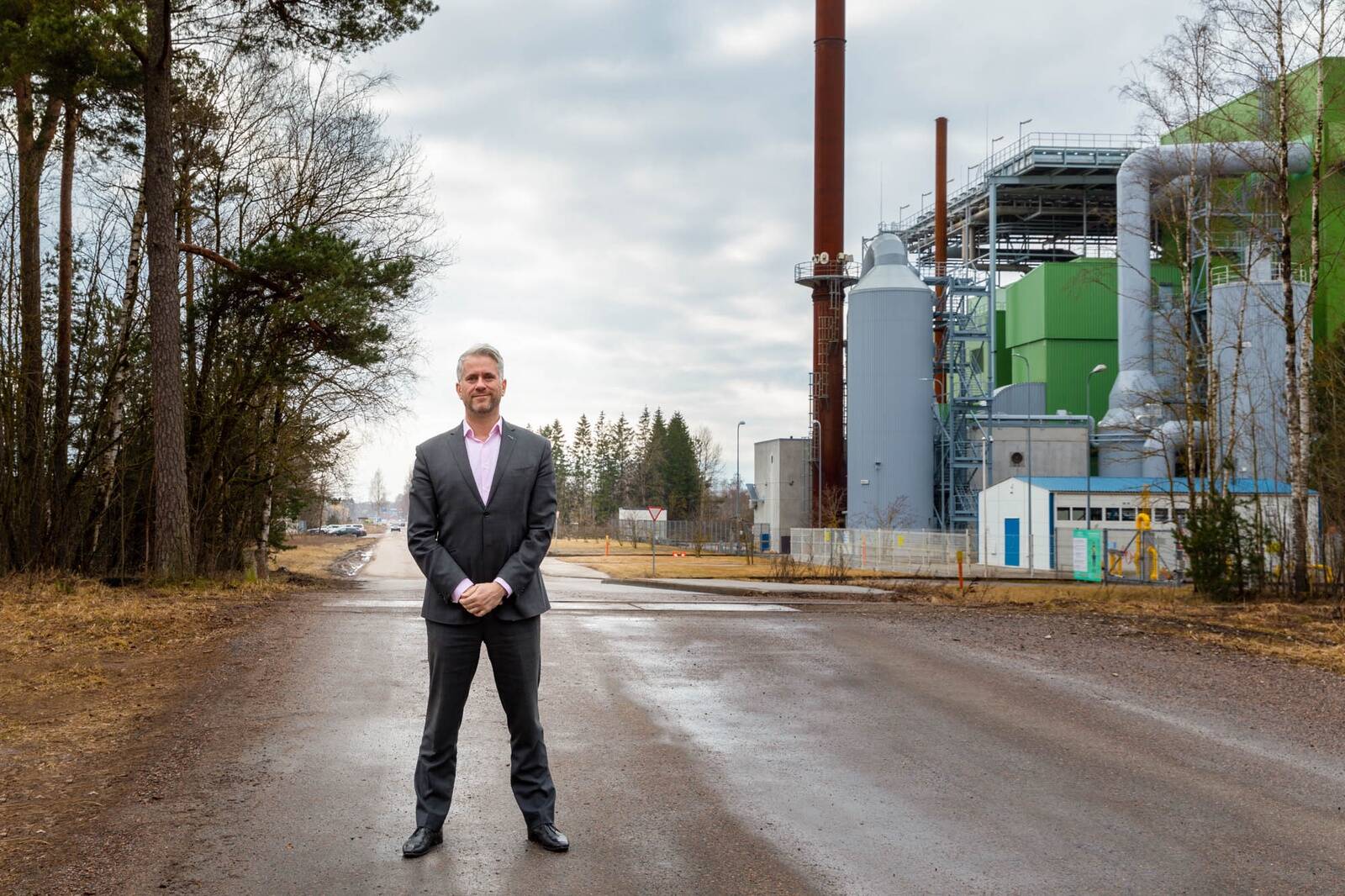 Power2X projektidirektor Peter Daemen Pärnus Niidu tänaval võimaliku tehase asukoha juures.