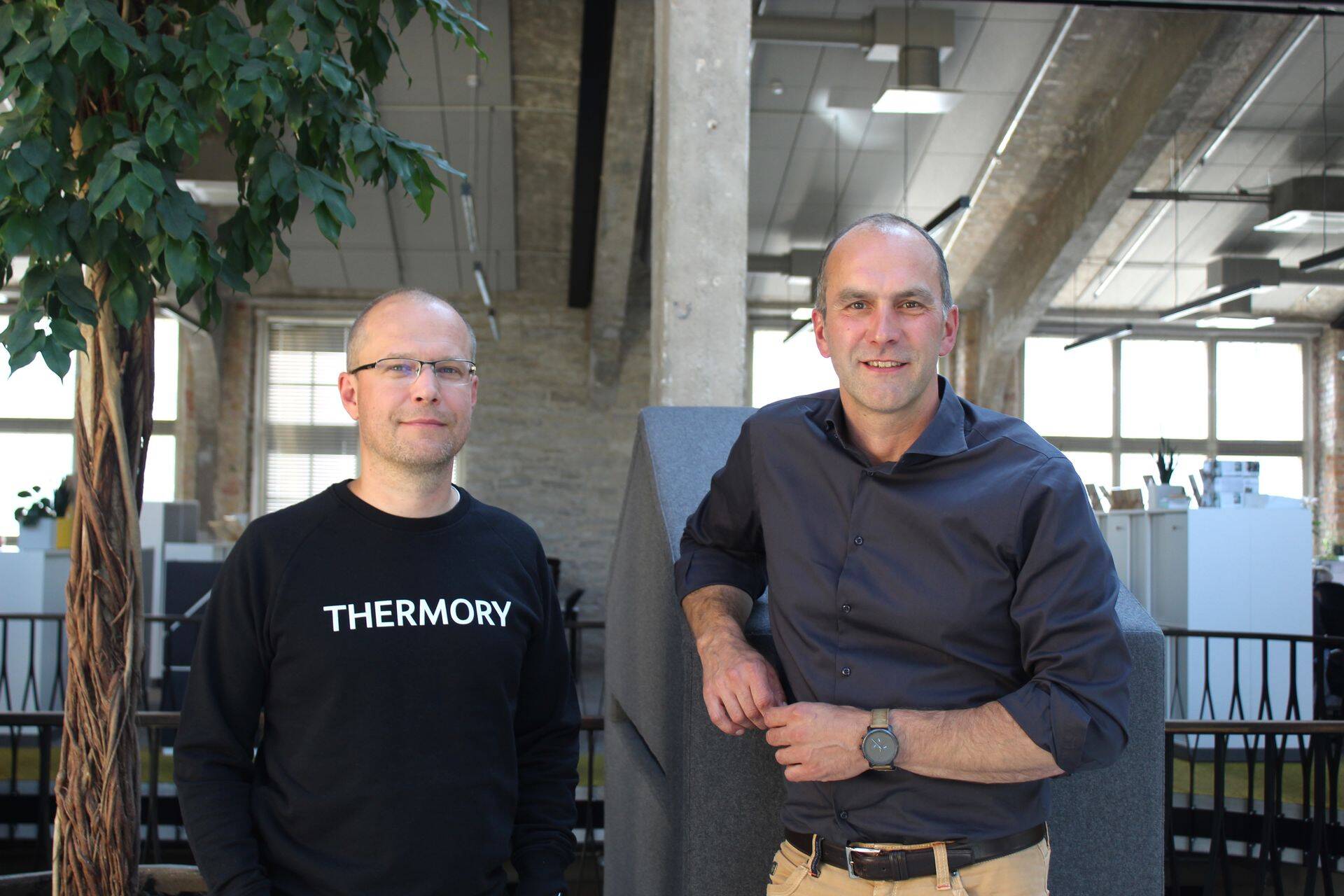 Thermory juht Simmo Soomets ja turundusdirektor Andres Kangur jagasid Äripäeva raadios ettevõtte jästkusuutlikkuse teekonda.