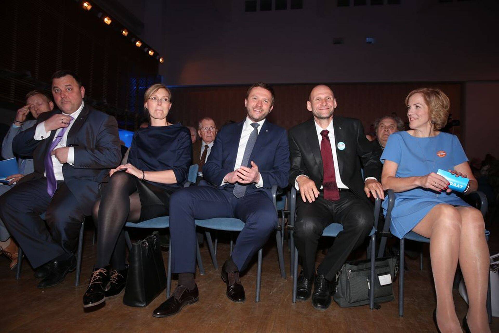 Paremalt poolt Kaia Iva, Helir-Valdor Seeder, Margus Tsahkna oma abikaasa Anna-Greta Tsahknaga ja Sven Sester