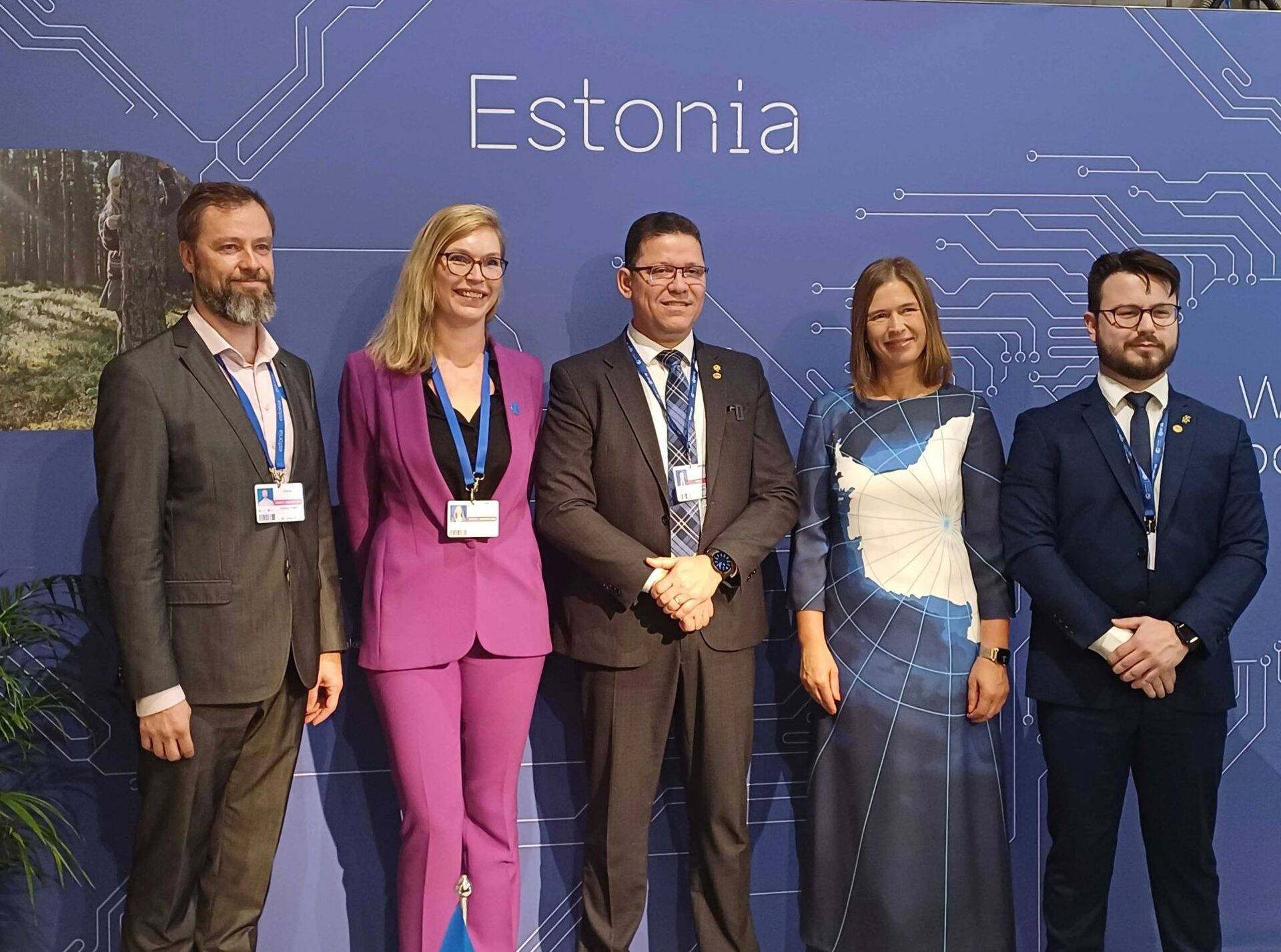 President Kersti Kaljulaid, Timbeteri juht Anna-Greta Tsahkna, KIKi juht Andrus Treier ja Rondônia osariigi kuberner Marcos Rocha pärast koostöölepingu allkirjastamist.