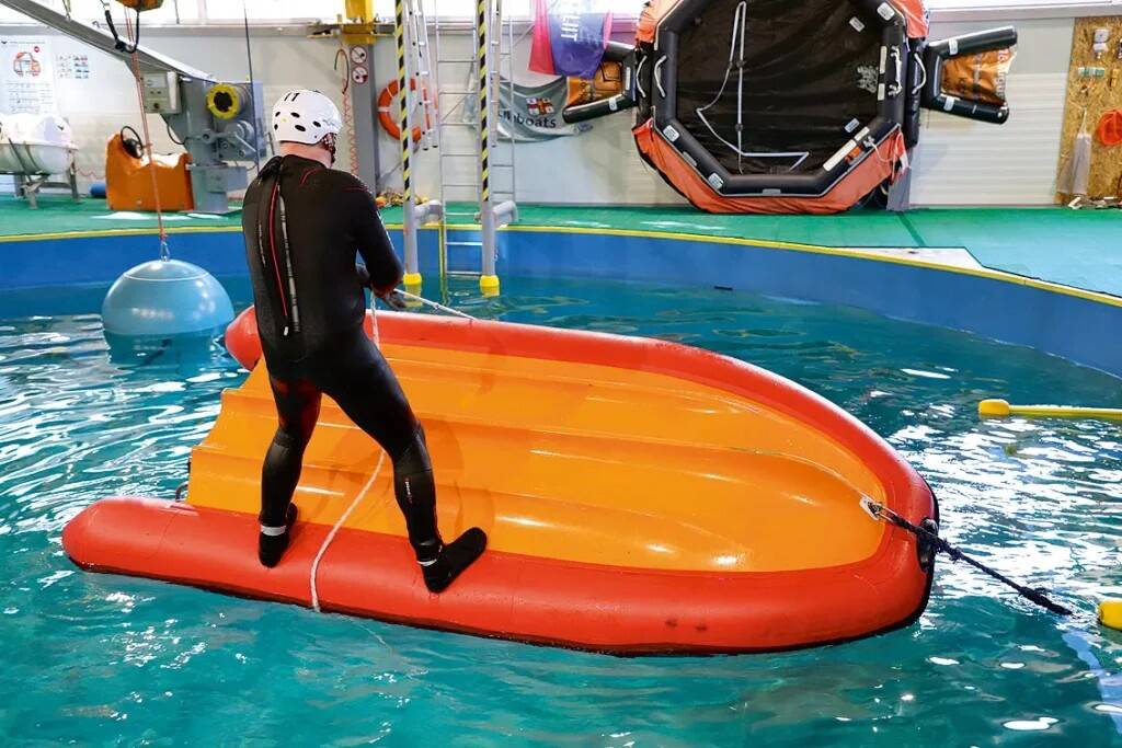 Paadi õigetpidi keeramine köie abil.