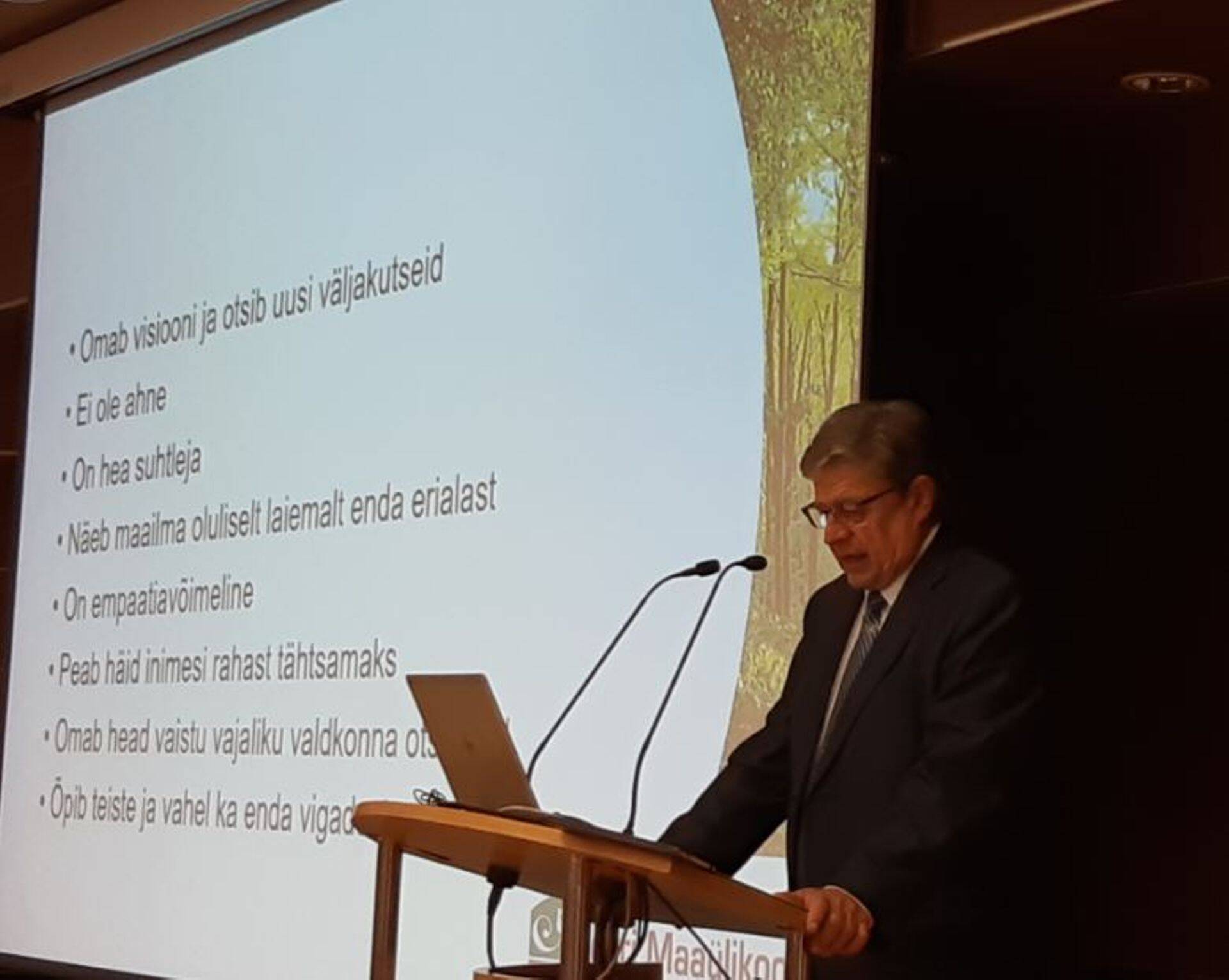 Maaülikooli rektor Mait Klaassen rääkimas Anu Ait OÜ juubelil kooli ja ettevõtluse seosteist.