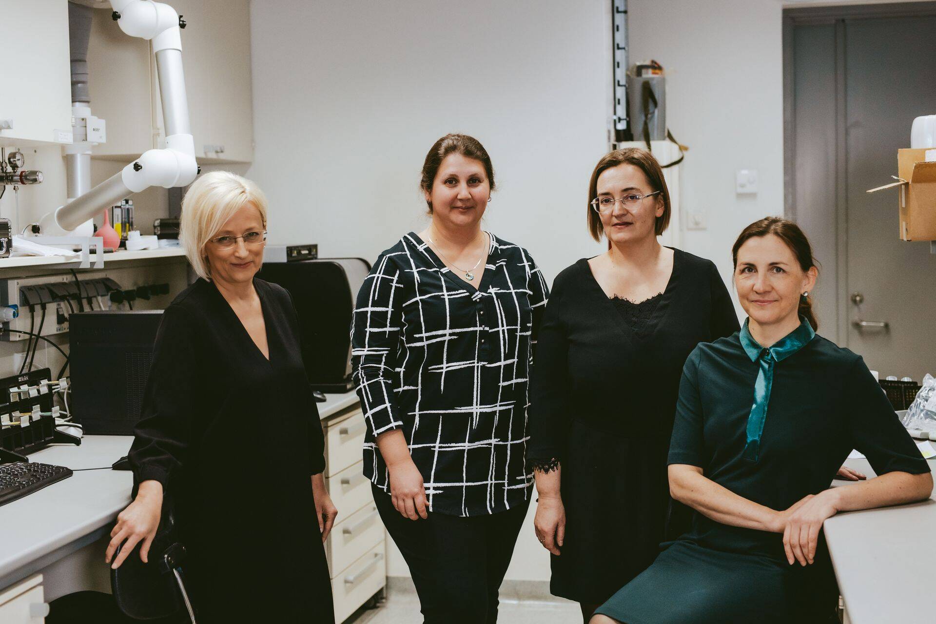 Uuringu autorid (vasakult) professor Jana Jaal, teaduslaborijuht Darja Lavõgina, laborant Helen Lust ja doktorant Marika Saar.