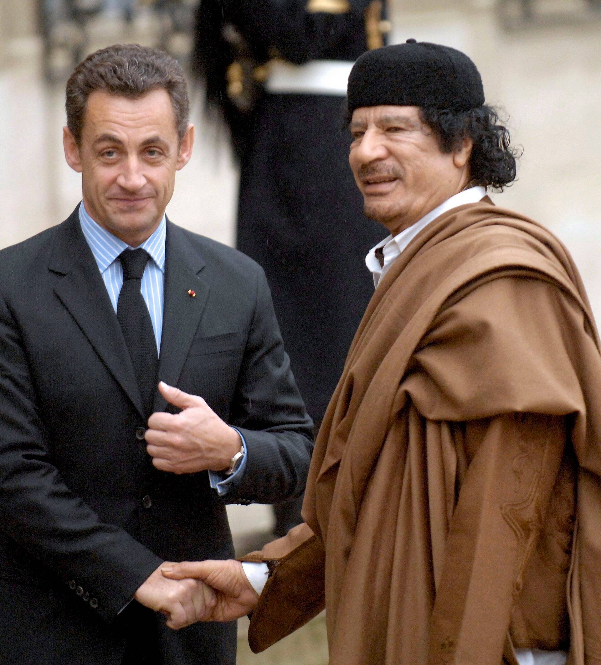 Nicolas Sarkozy ja Muammar Gaddafi 2007. aastal Pariisis.