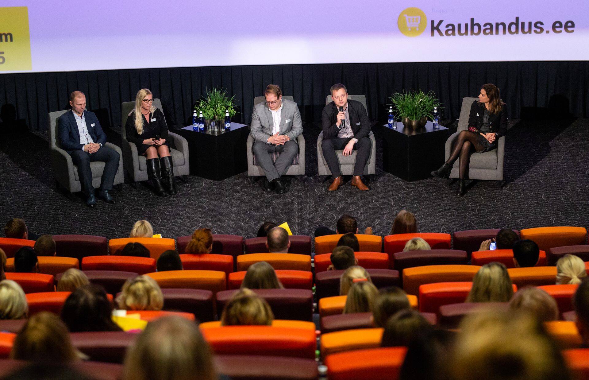 Jaekettide ostudirektorid vestlusringis. Vasakult Margus Amor (Rimi), Katrin Riisalu (Selver), Oliver Rist (Coop Eesti), Tõnis Tomingas (Prisma Peremarket), Marge Kikas (Maxima Eesti).