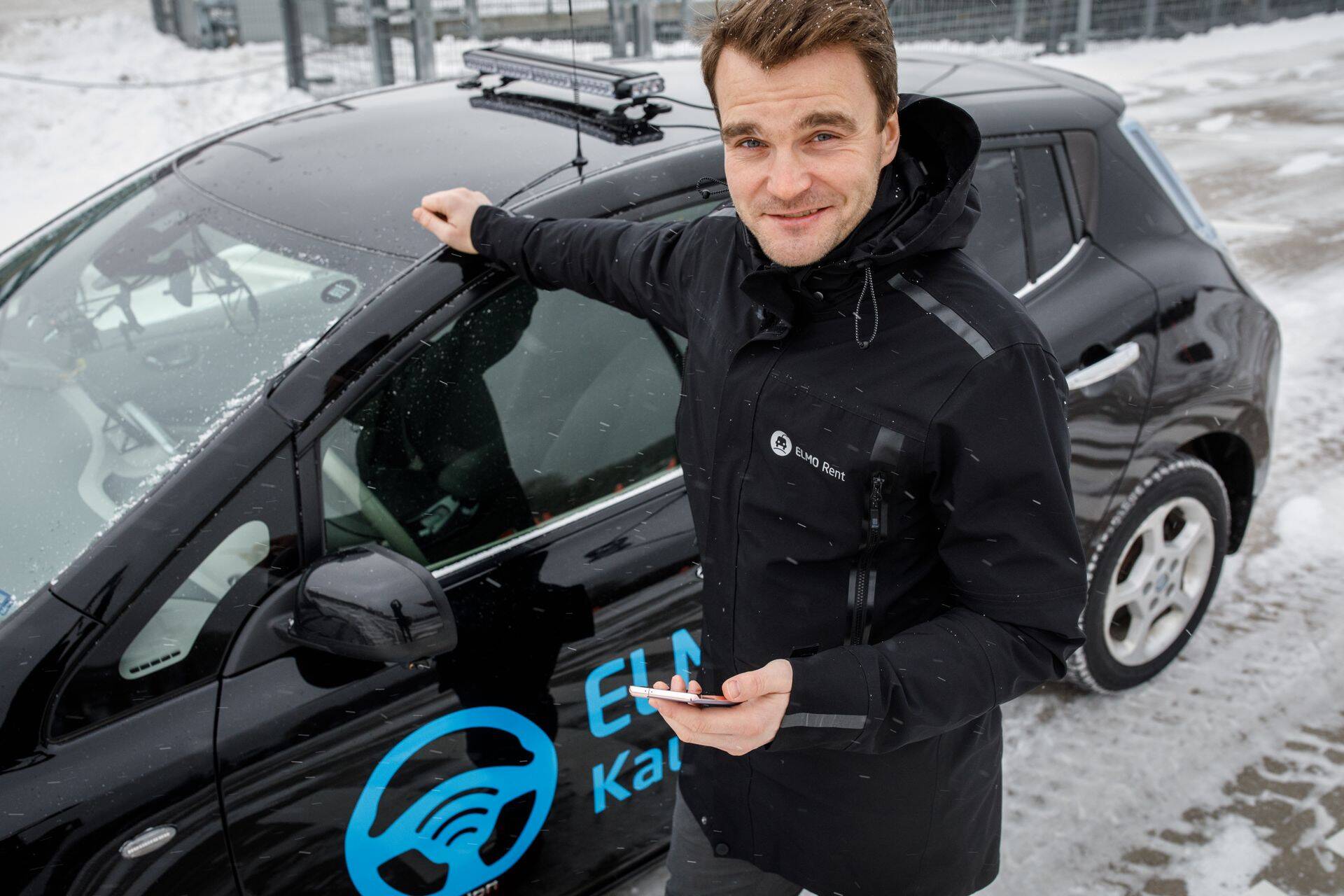 Энн Лаансоo демонстрирует беспилотный автомобиль, который сейчас на стадии испытаний, Таллинн.