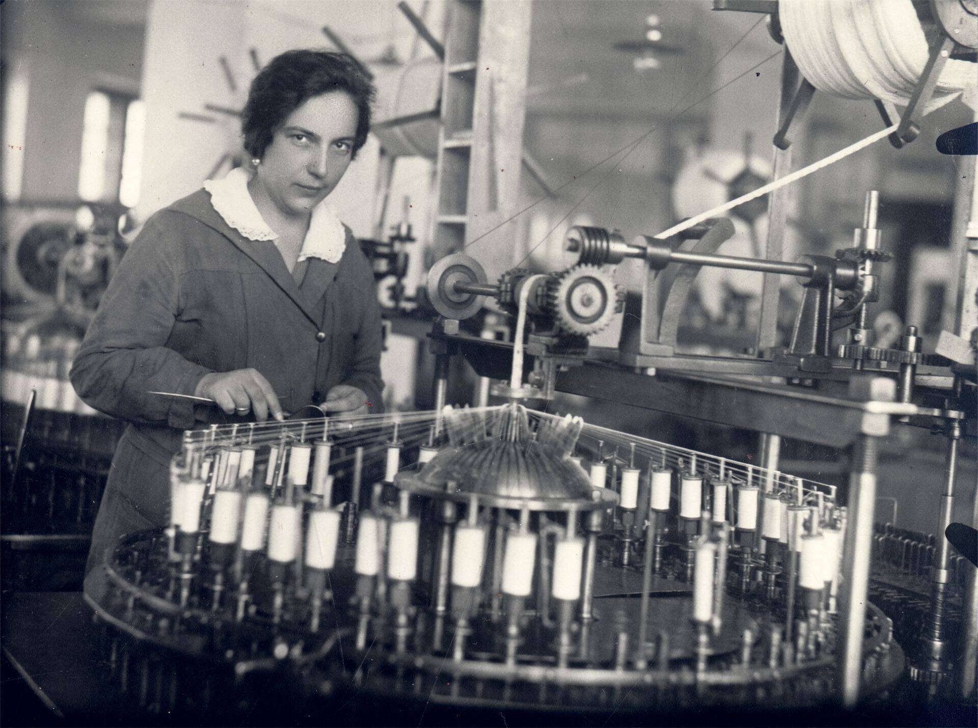 Niplis- ehk kõlapitsimasinal töötamine AS Rauaniit tekstiilkaupade vabrikus 1919-1934.
