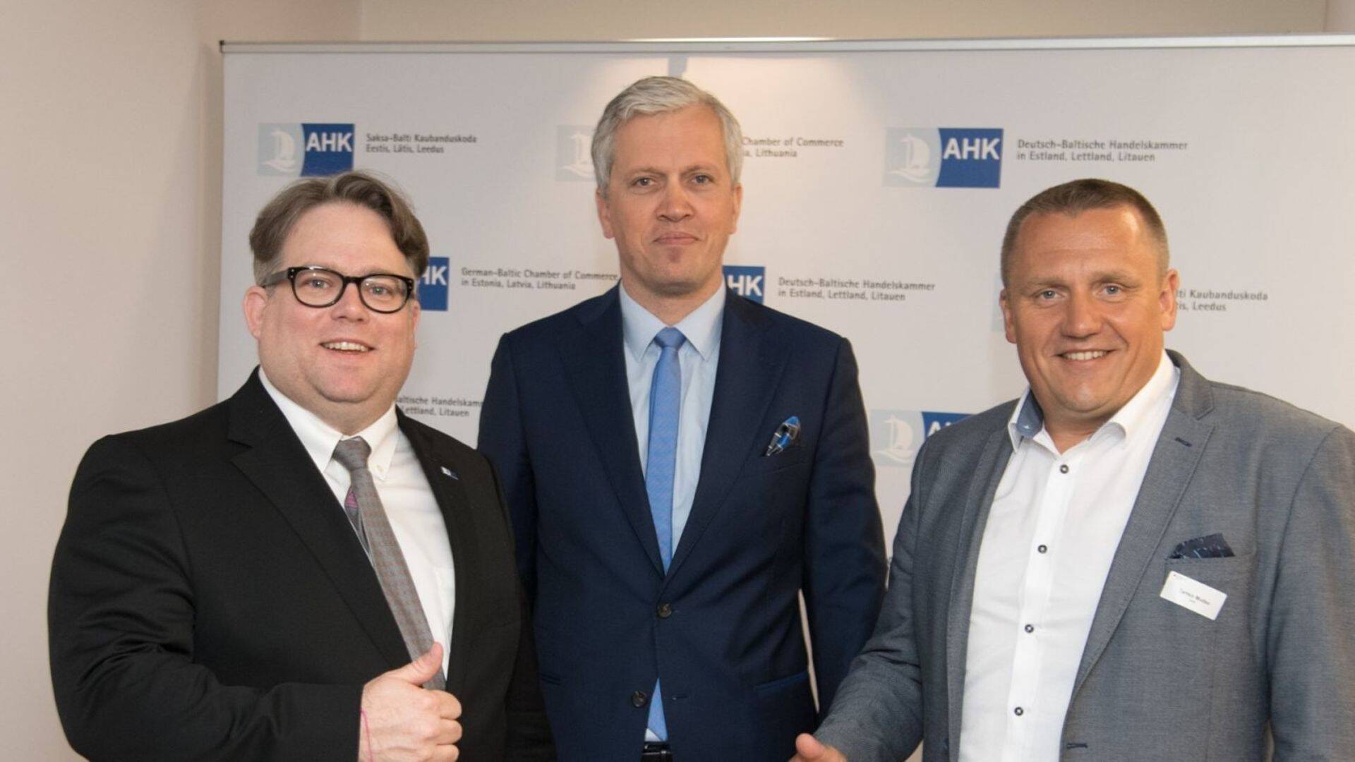 Saksa-Balti kaubanduskoja peadirektor Florian Schröder, Majandus- ja kommunikatsiooniministeeriumi asekantsler Viljar Lubi ja ettevõttest Reichenbacher Hamuel GmbH-st Davis Müller.
