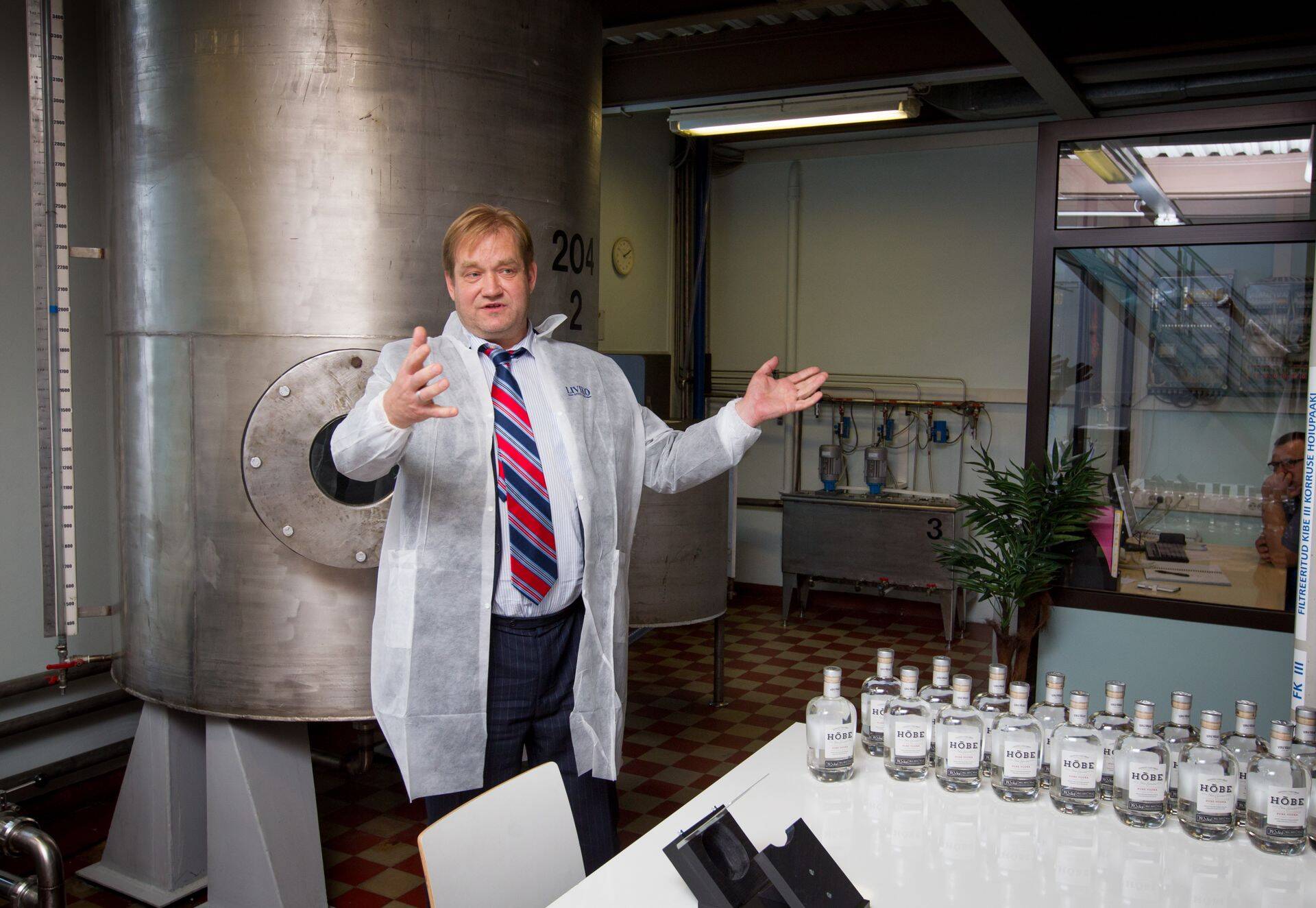 Endine põllumajandusminister Ivari Padar (SDE) rääkis saates "Kuum tool", et selle asemel et nõuda põllumajanduskoja juhilt Roomet Sõrmuselt tagasiastumist seoses erilennuga koroonaviiruse sissetoomise tõttu, peaks valitsus ise seda tegema  tööjõukriisi tekitamise tõttu.