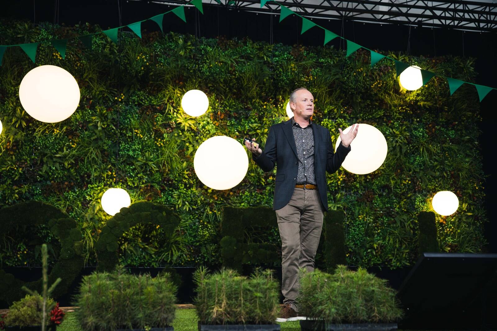 Jätkusuutlikkuse festivalil Impact Day kutsus Neste partnerlussuhete juht Mats Hultman kaasa mõtlema, kas on vaja kõigi sõidukite elektrifitseerimist, kui keskkonnasõbralikku kütust saab valmistada jäätmetest.
