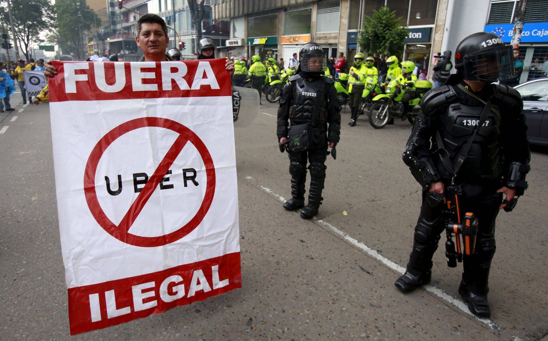Taksojuhid protestivad Uberi vastu üle maailma - pildil protest Colombia pealinnas Bogotas.
