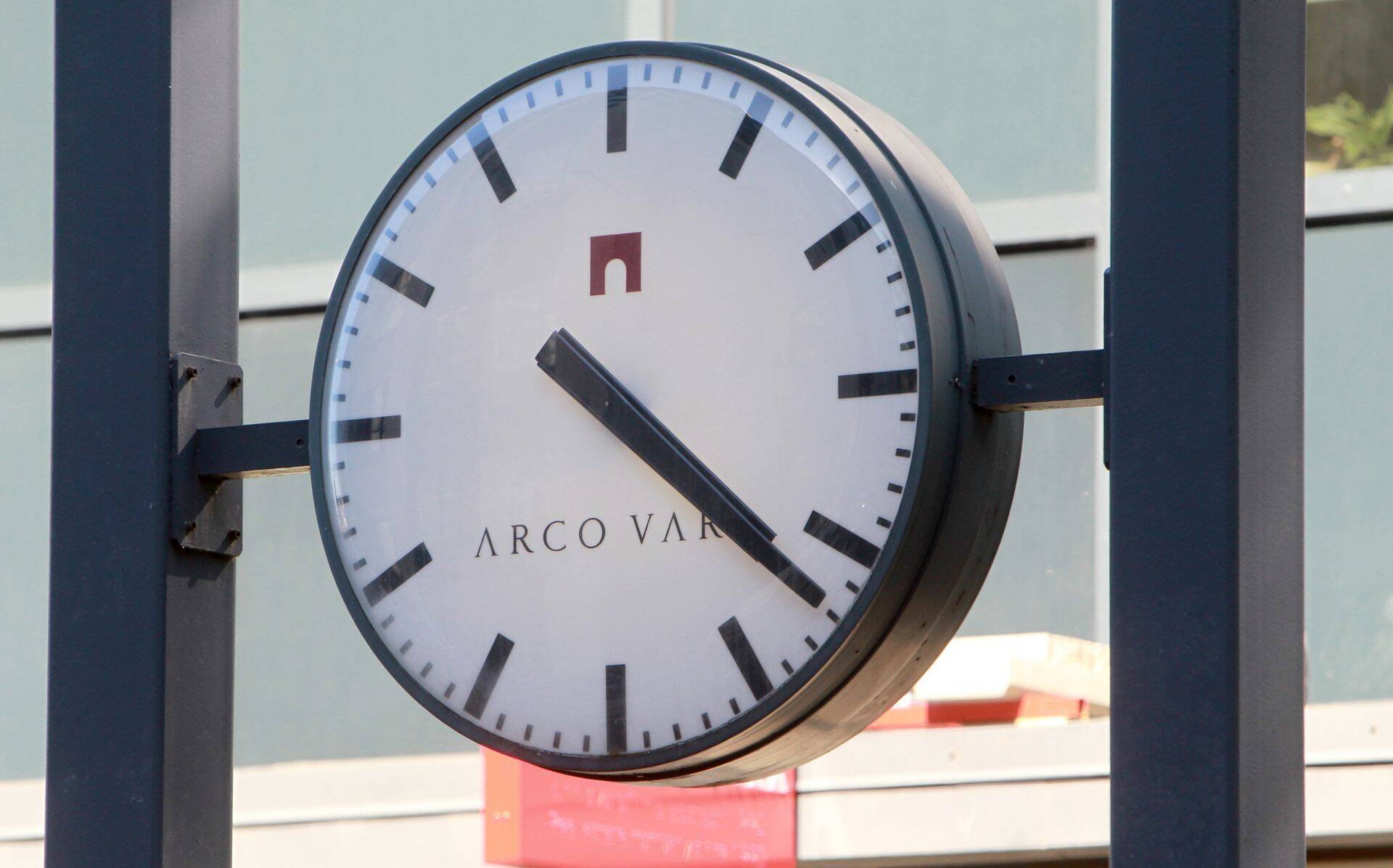Kell Arco Vara peakontori ees Jõe tänaval.