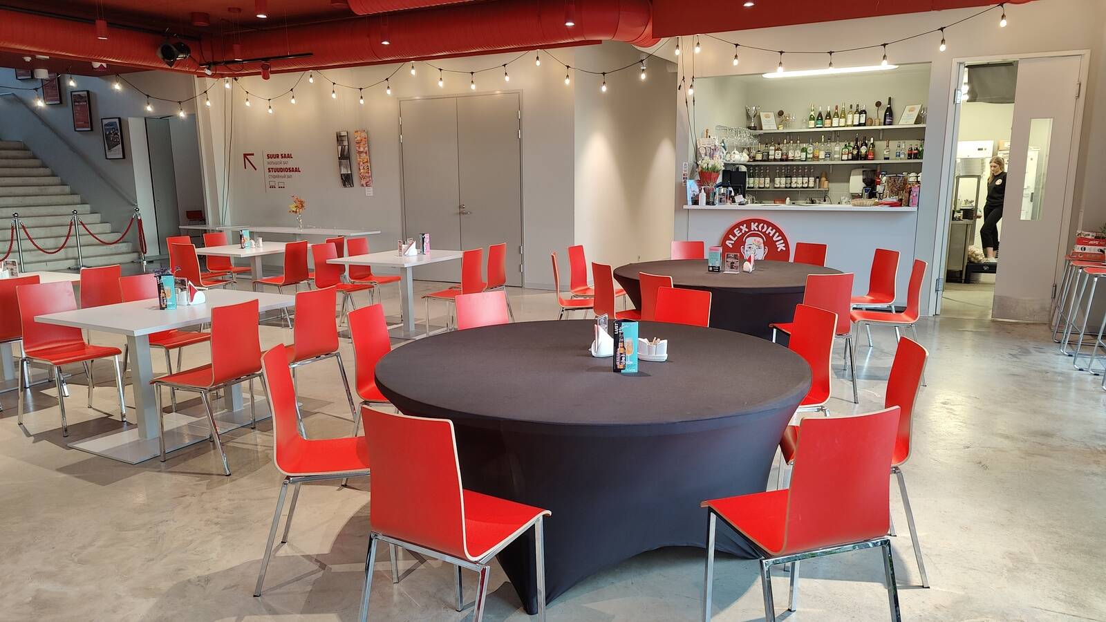 Кафе резко контрастирует с тем, что осталось от «Почтового ящика №2».