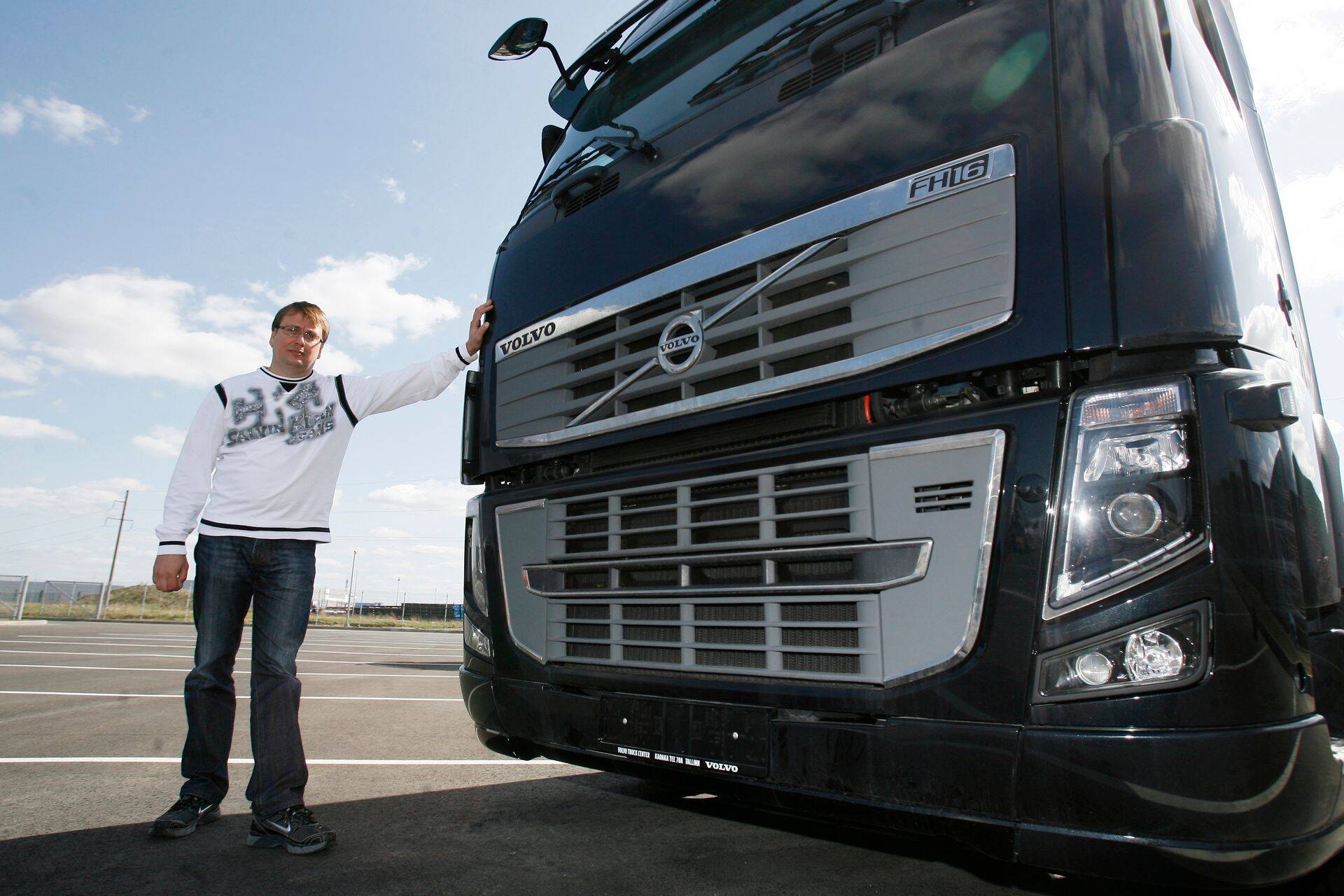 Raivo Nirk 2009. aastal tehtud fotol uue veoautoga, mis ta ettevõttes Applaford ES tööle hakkas.
