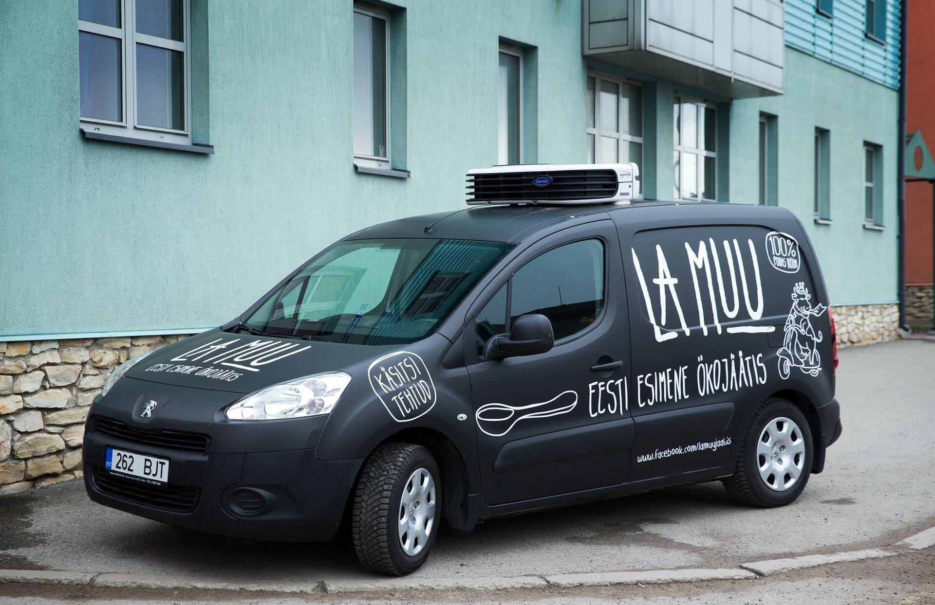 Tänavapildis näeme erinevaid reklaamkleebistega kaetud autosid, mis on tunnistuseks, et ettevõtted on autoreklaami kui turunduskanali omaks võtnud. Ent liigub ka odavamaid Hiina päritolu materjale, mis võivad sõiduki rikkuda.