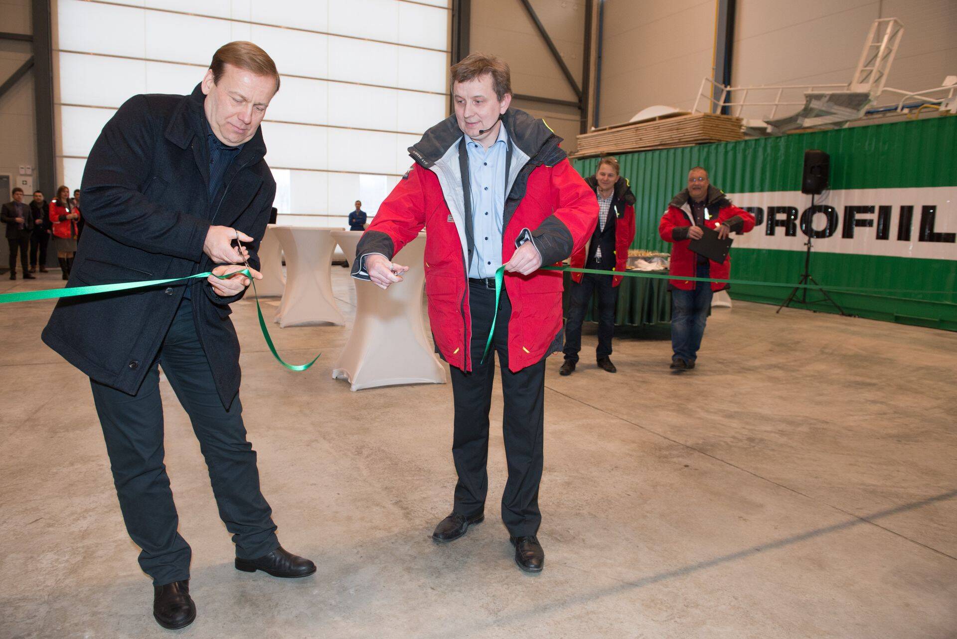 Paremad ajad – E-Profiili uue tootmishoone avamine Paldiskis 2014. aastal. Vasakult omanikud Lembit Soe ja Toomas Jõgi.