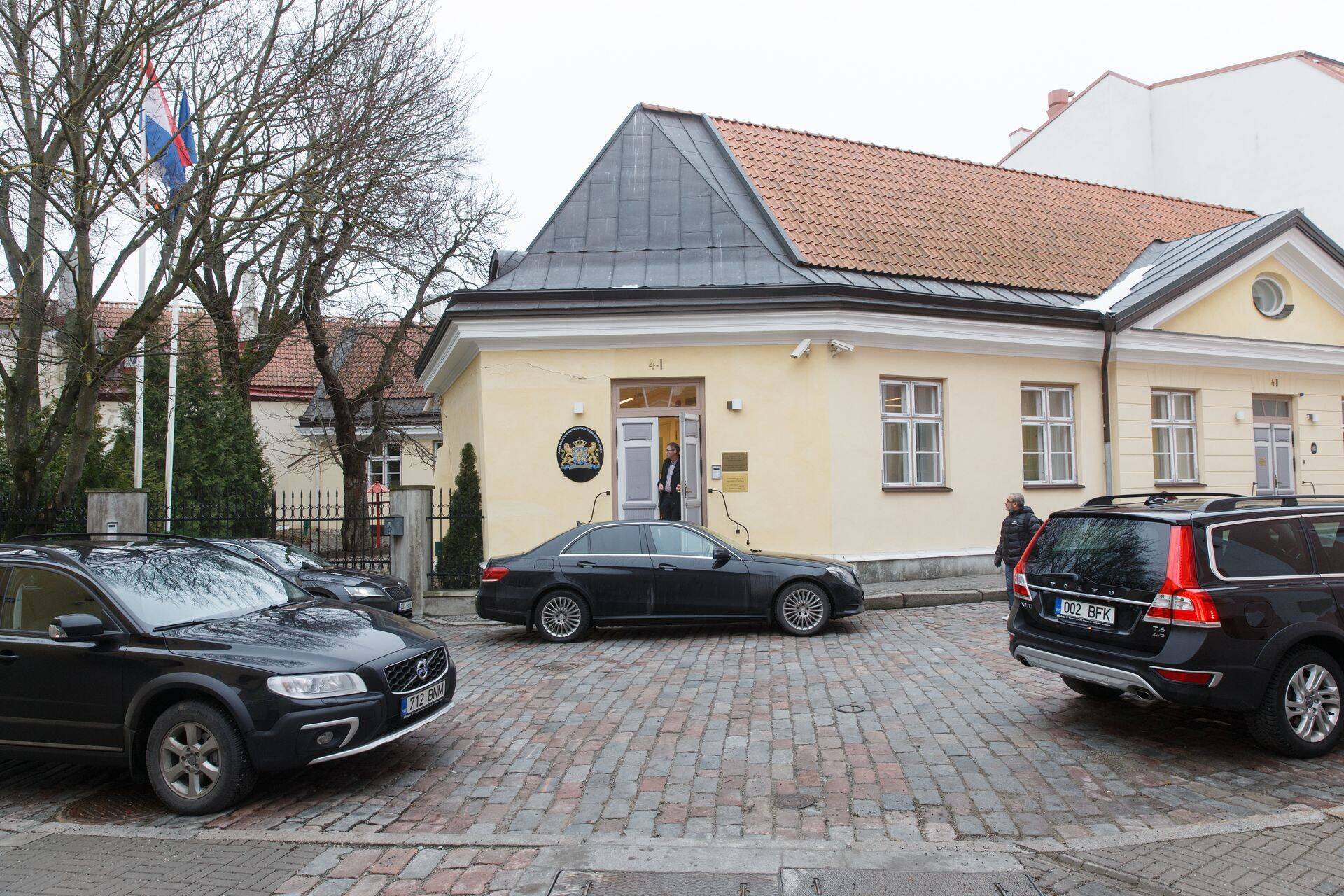 Rahukohtu tänaval tegutsevad Iiri ja Hollandi saatkond. Maja ostis 2014. aasta lõpus rootslase Claes Magnus Åkerborgi firmalt Kuldlõvi AS, mille taga on ettevõtja Toomas Luman.