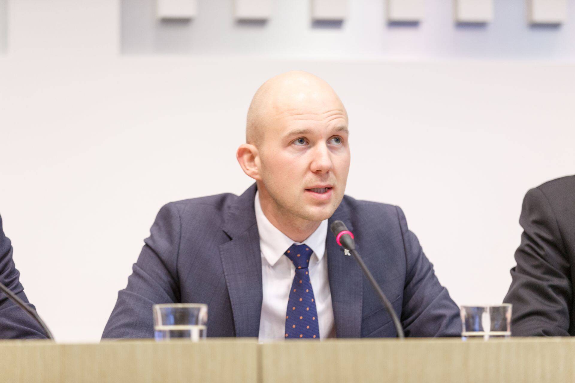 Riigikogu sotsiaalkomisjoni esimehe Tõnis Mölderi sõnul tuleb jätkata debattidega apteegireformi teemal.