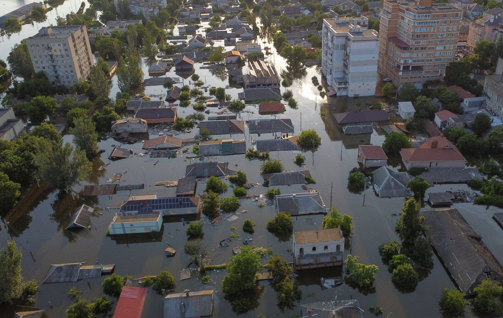 Затопленные дома в Херсоне, 8 июня 2023 года. REUTERS/Yan Dobronosov