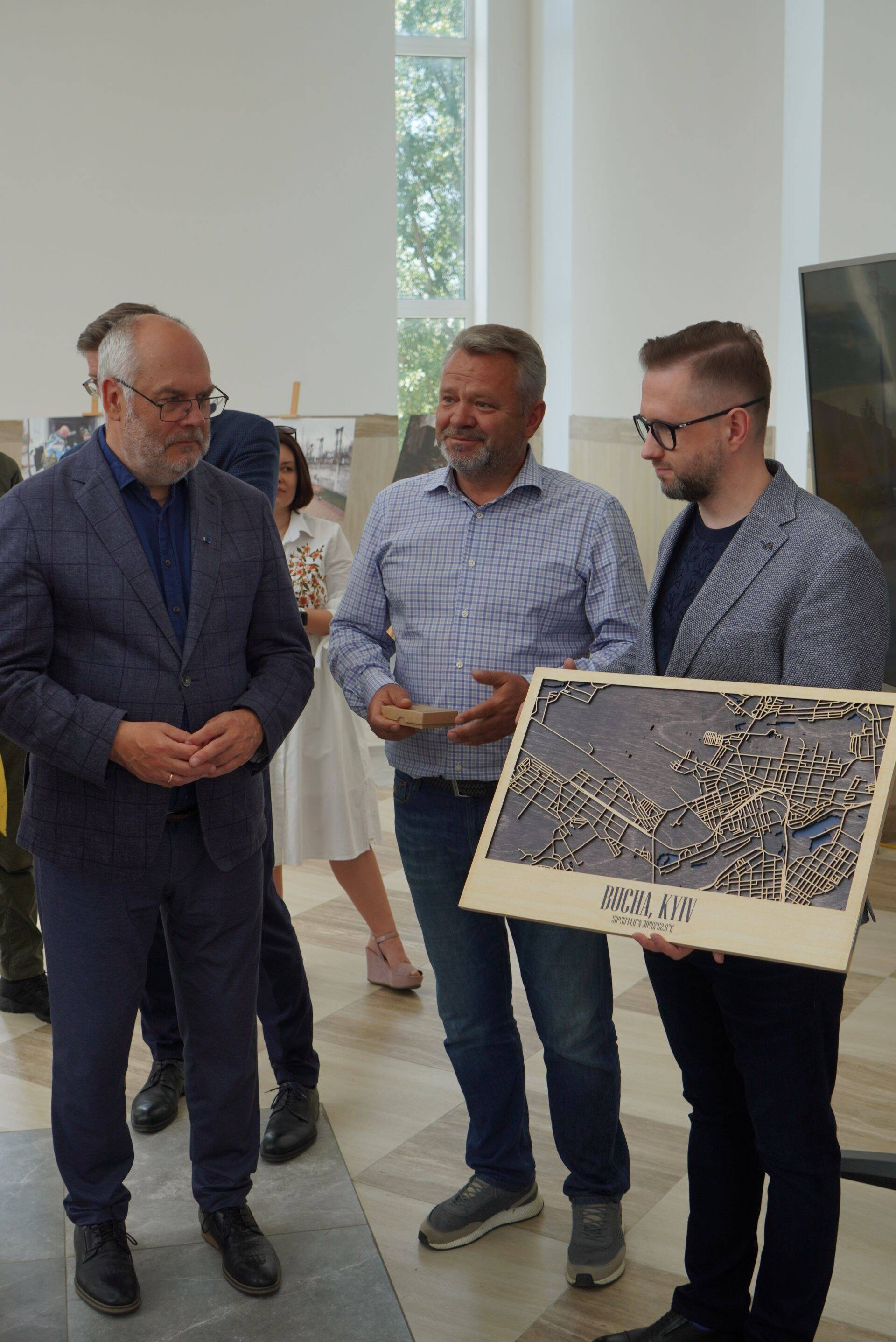 Milttoni partner Lehari Kaustel (paremal) sai juuni alguses koos president Alar Karisega Ukrainas visiidil viibides Butša linnapealt Anatoliy Fedorukilt tänutäheks Butša linna Continent elupiirkonna  taastamise käivitamise eest sümboolse kingitusena puidust Butša kaardi.