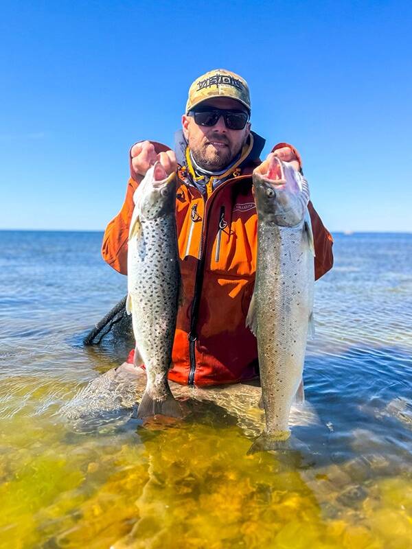 Tarmo Rannala ja kaks Pärispea poolsaare meriforelli.