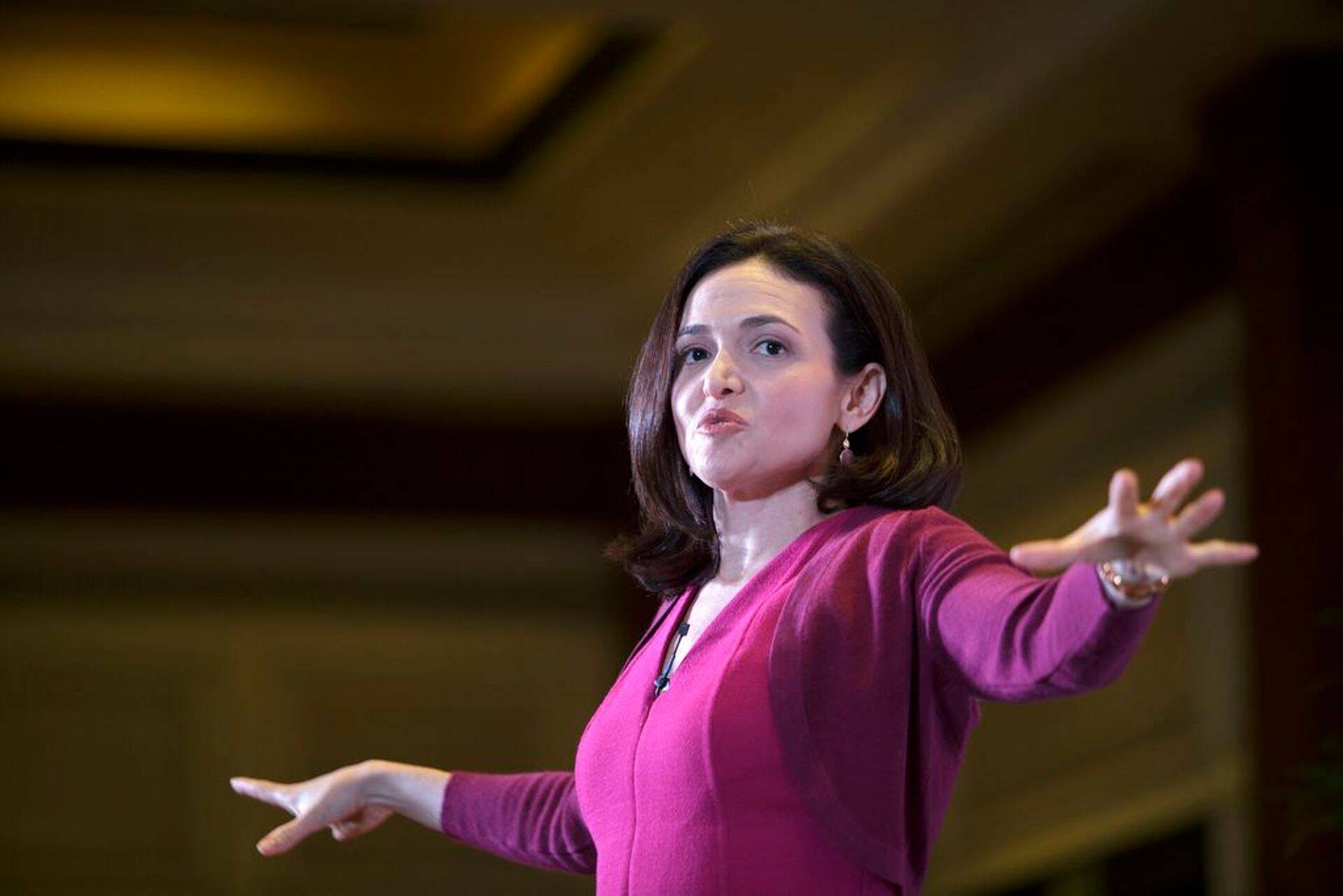 Facebooki tootmisjuht Sheryl Sandberg on USA enimteenivate naisjuhtide edetabelis 8. kohal. Tema aastatasu kokku on 16,1 miljonit dollarit.