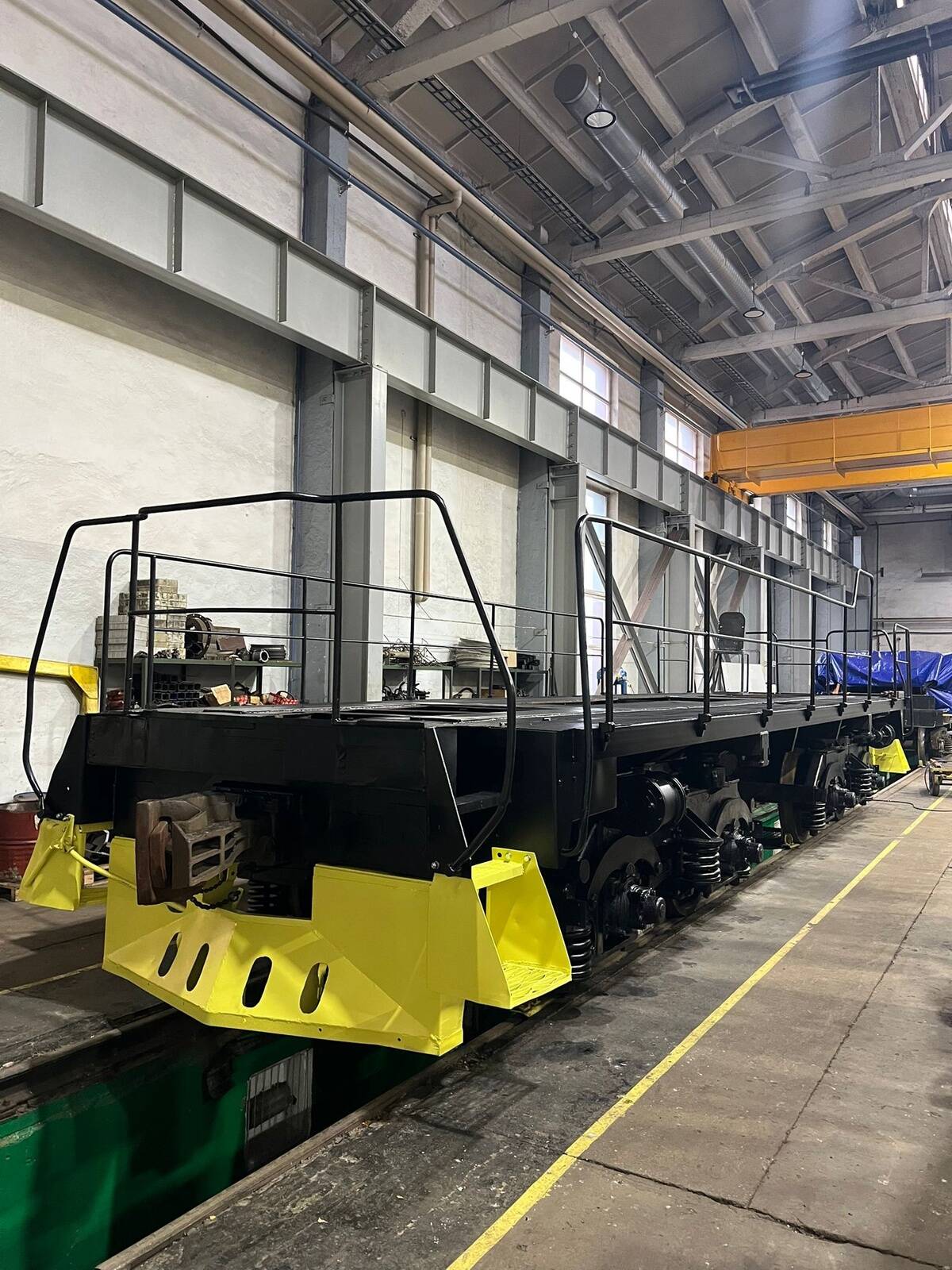 С тепловоза уже демонтирована вся верхняя часть, где располагался большой дизельный двигатель.